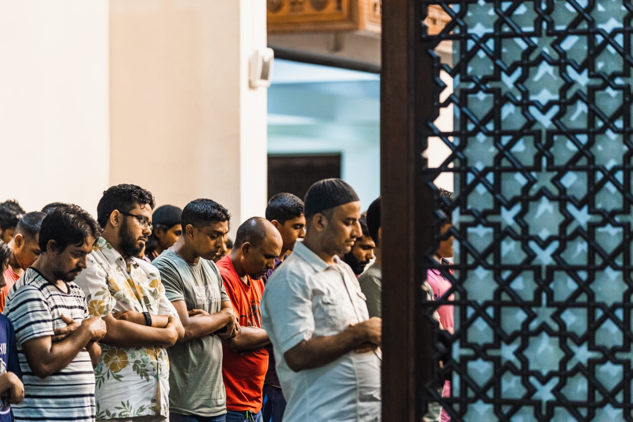 އިސްލާމީ މަރުކަޒުގައި ތަރާވީސް ނަމާދު ކުރަމުން ދަނީ. ރޯދަ މަހުގެ ފަހުދިހައިގެ ރޭތަކުގައި ތަރާވީސް ނަމާދަށާއި ދަމު ނަމާދަށް މިސްކިތްތައް ދަނީ ފުރެމުން. އަދި ގިނަ ބަޔަކު އިއުތިކާފަށް ވެސް މިސްކިތްތަކުގައި ތިބޭ. -- ފޮޓޯ: މުހައްމަދު ޝާބިން / އަދަދު