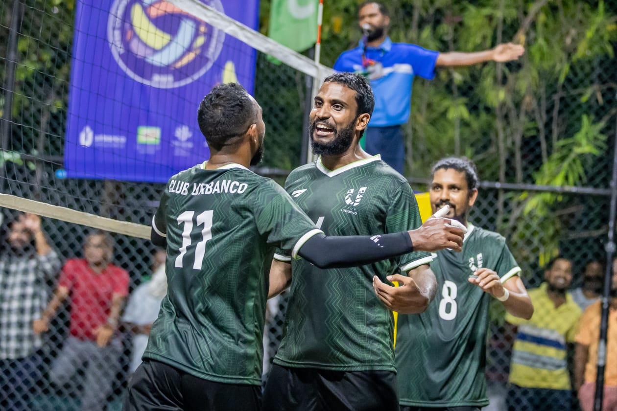 ހުޅުމާލެ (މެއި 3) - ހަތަރު އަހަރުގެ މެދުކެނޑުމަކަަށް ފަހު ކޮމްޕެނީ/އޮފީސް ވޮލީބޯޅަ މުބާރާތް ފަށާފައިވާއިރު، މި ފަަހަރުގެ މުބާރާތުގައި ޖުމްލަ އެކު ނުވަ ޓީމެއް ވާދަކުރޭ: ހުޅުމާލޭ ވޮލީ ކޯޓުގައި ކުރިއަށްދާ މި މުބާރާތް ކުރިއަށްދަނީ ދެ ގްރޫޕަކަށް ބަހާލައިގެން، ސެމީ އެއް ކުޅެ އެ އަށް ފަހު ފައިނަލް ކުޅެން.  --- ފޮޓޯ؛ މުހައްމަދު ޝާބިން / އަދަދު