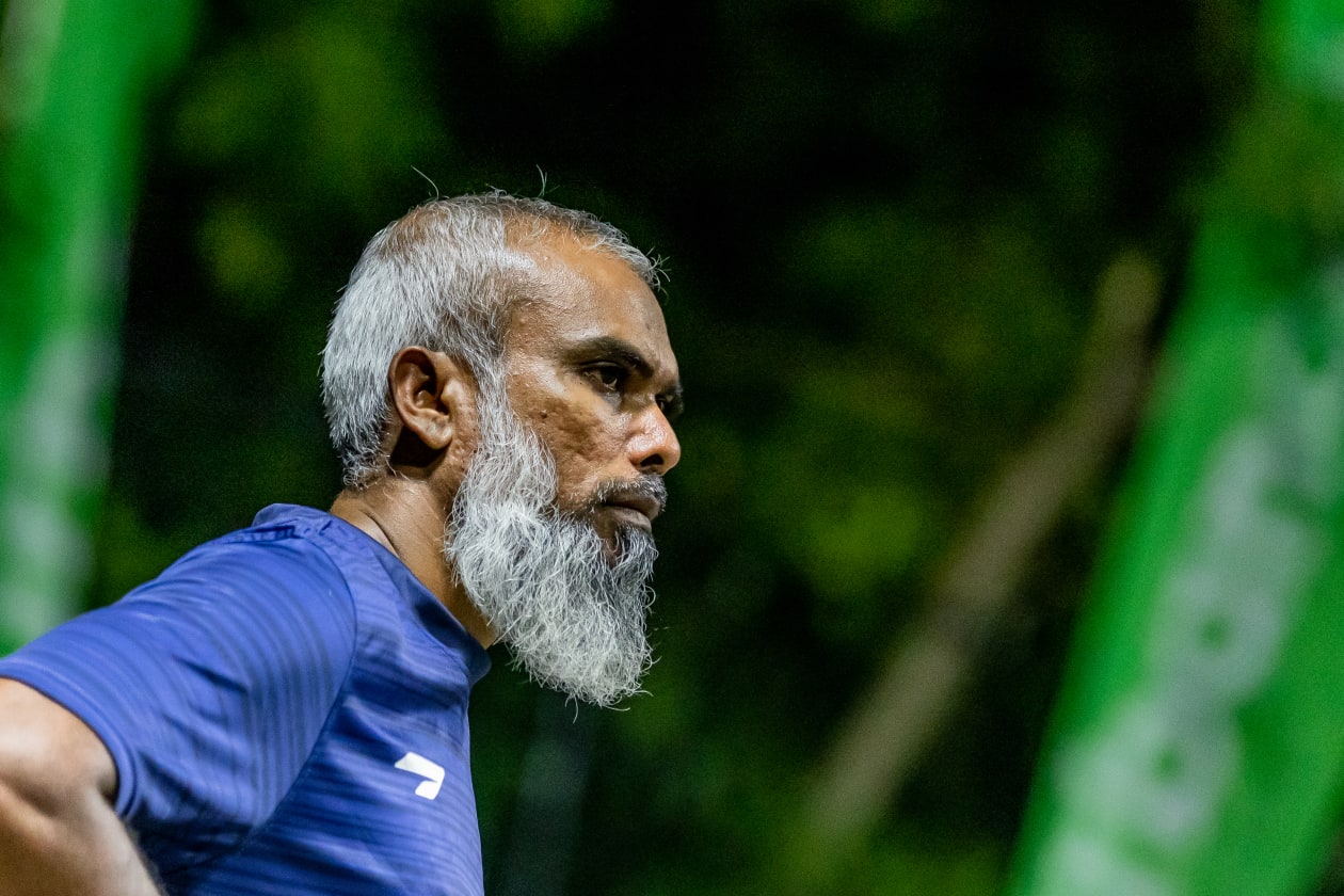 ހުޅުމާލެ (މެއި 3) - ހަތަރު އަހަރުގެ މެދުކެނޑުމަކަަށް ފަހު ކޮމްޕެނީ/އޮފީސް ވޮލީބޯޅަ މުބާރާތް ފަށާފައިވާއިރު، މި ފަަހަރުގެ މުބާރާތުގައި ޖުމްލަ އެކު ނުވަ ޓީމެއް ވާދަކުރޭ: ހުޅުމާލޭ ވޮލީ ކޯޓުގައި ކުރިއަށްދާ މި މުބާރާތް ކުރިއަށްދަނީ ދެ ގްރޫޕަކަށް ބަހާލައިގެން، ސެމީ އެއް ކުޅެ އެ އަށް ފަހު ފައިނަލް ކުޅެން.  --- ފޮޓޯ؛ މުހައްމަދު ޝާބިން / އަދަދު