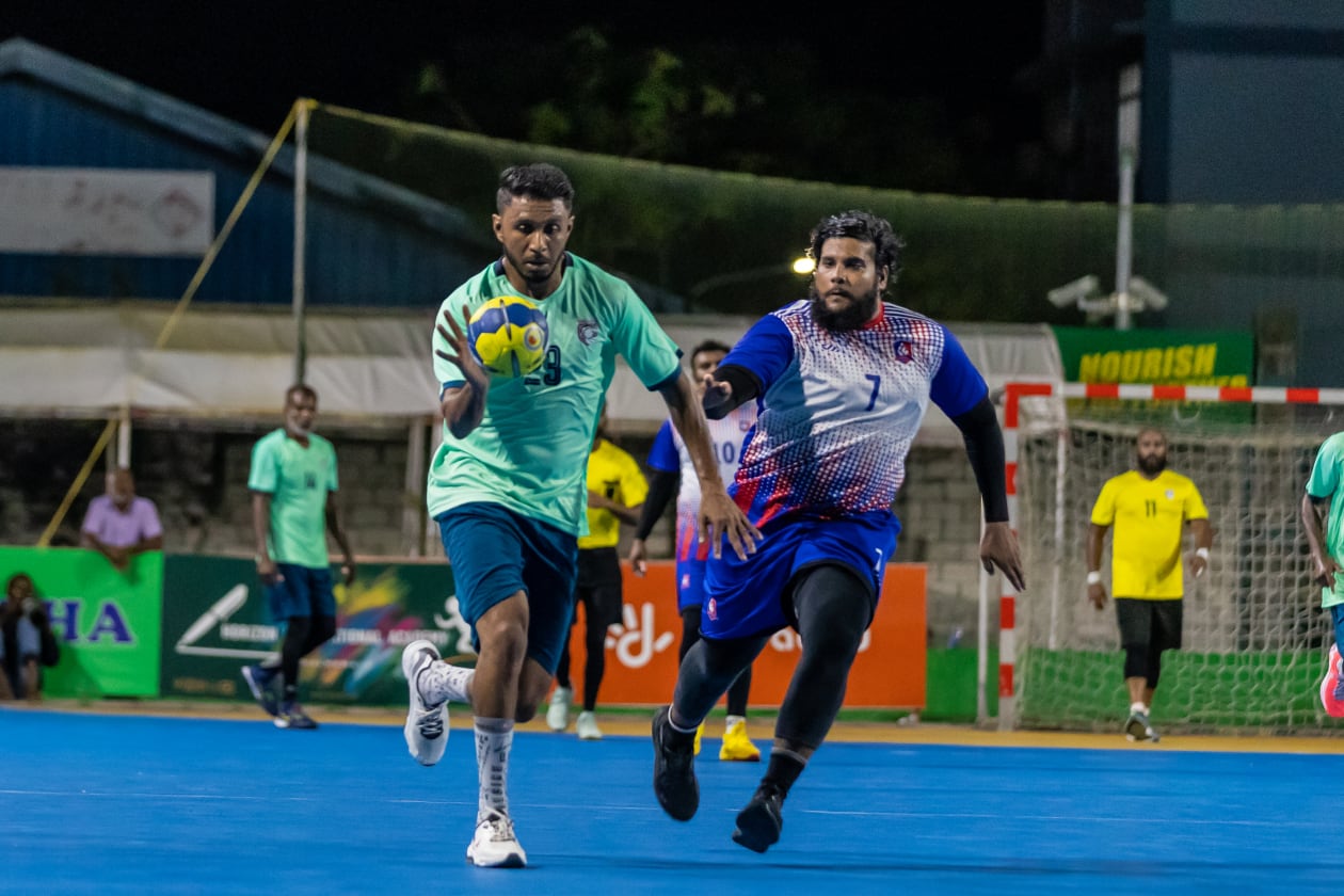 މެއި 20، 2023 - ހޭންޑްބޯޅަ އެސޯސިއޭޝަން ޗެމްޕިއަންޝިޕްގެ މެޗެއްގެ ތެރެއިން. މިއަހަރުގެ މުބާރާތުގައި ފިރިހެން 10 ޓީމާއި އަންހެން 17 ޓީމެއް ވަނީ ބައިވެރިވެފައި --- ފޮޓޯ: މުހައްމަދު ޝާބިން/ އަދަދު