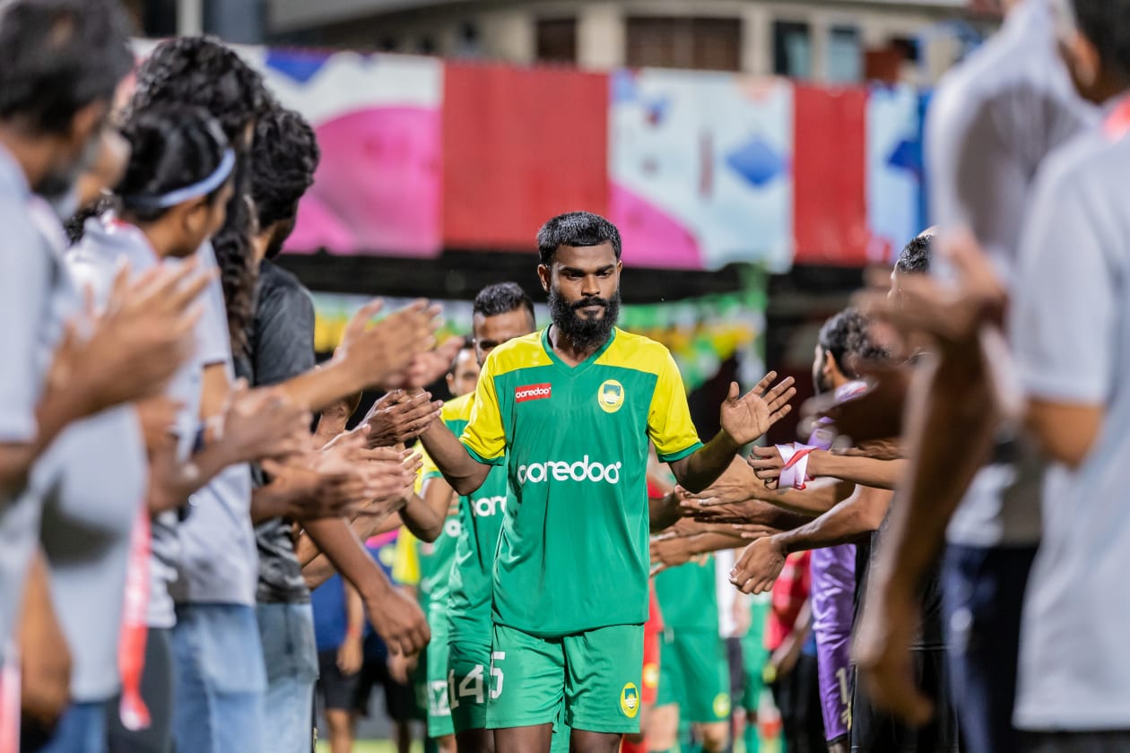 މާލެ (މެއި 3) - މާޒިޔާ އިން މި ފަހަރުގެ ޕްރެޒިޑެންޓްސް ކަޕްގެ ޗެމްޕިއަންކަން ހޯދާފައިވަނީ ފައިނަލުގައި ކްލަބް އީގަލްސް އަތުން 2-0 އިން މޮޅުވެގެން: މާޒިޔާ އިން މި ވަނީ ހަތަރު ފަހަރު ޕްރެޒިޑެންޓްސް ކަޕް ފައިނަލުގައި ކުޅެ، ދެ ފަަހަރު މުބާރާތް ކާމިޔާބުކޮށްފައި: މާޒިޔާ އިން ފުރަތަމަ ތަށި އުފުލާލީ 2015 ވަނަ އަހަރު: ޗެމްޕިއަންކަން ހޯދި މާޒިޔާ ޓީމަށް އީގަލްސް ކުޅުންތެރިންނާއި އޮފިޝަލުން ގާޑް އޮފް އޮނާއެއް އަރުވަނީ.-- ފޮޓޯ: މުހައްމަދު ޝާބިން/ އަދަދު