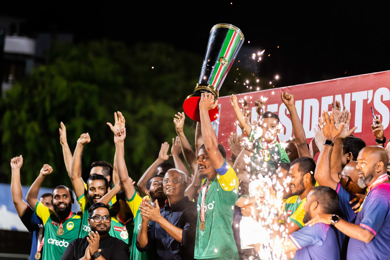 މާލެ (މެއި 3) - މާޒިޔާ އިން މި ފަހަރުގެ ޕްރެޒިޑެންޓްސް ކަޕްގެ ޗެމްޕިއަންކަން ހޯދާފައިވަނީ ފައިނަލުގައި ކްލަބް އީގަލްސް އަތުން 2-0 އިން މޮޅުވެގެން: މާޒިޔާ އިން މި ވަނީ ހަތަރު ފަހަރު ޕްރެޒިޑެންޓްސް ކަޕް ފައިނަލުގައި ކުޅެ، ދެ ފަަހަރު މުބާރާތް ކާމިޔާބުކޮށްފައި: މާޒިޔާ އިން ފުރަތަމަ ތަށި އުފުލާލީ 2015 ވަނަ އަހަރު: މާޒިޔާގެ ކެޕްޓަން ސަމޫހު މުބާރާތުގެ ތަށި އުފުލާލަނީ --- ފޮޓޯ؛ މުހައްމަދު ޝާބިން / އަދަދު