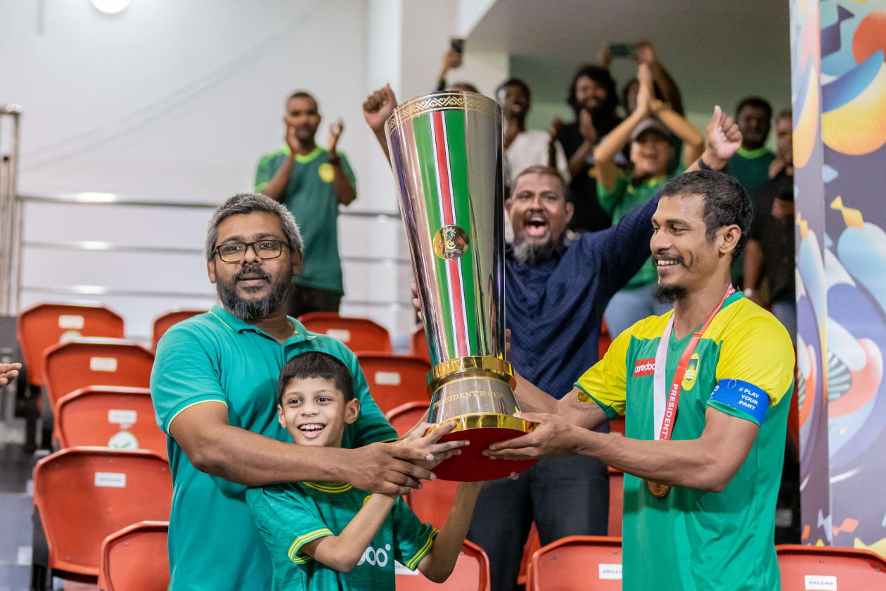 މާލެ (މެއި 3) - މާޒިޔާ އިން މި ފަހަރުގެ ޕްރެޒިޑެންޓްސް ކަޕްގެ ޗެމްޕިއަންކަން ހޯދާފައިވަނީ ފައިނަލުގައި ކްލަބް އީގަލްސް އަތުން 2-0 އިން މޮޅުވެގެން: މާޒިޔާ އިން މި ވަނީ ހަތަރު ފަހަރު ޕްރެޒިޑެންޓްސް ކަޕް ފައިނަލުގައި ކުޅެ، ދެ ފަަހަރު މުބާރާތް ކާމިޔާބުކޮށްފައި: މާޒިޔާ އިން ފުރަތަމަ ތަށި އުފުލާލީ 2015 ވަނަ އަހަރު --- ފޮޓޯ؛ މުހައްމަދު ޝާބިން / އަދަދު