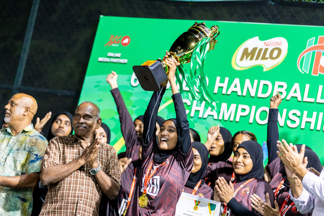 ޖޫން 10، 2023 - 6 ވަނަ ގައުމީ ހޭންޑްބޯޅަ މުބާރާތުގެ ފައިނަލް މެޗުގެ ތެރެއިން؛ މި މުބާރާތުގެ އަންހެން ޑިވިޝަންގެ ޗެމްޕިއަންކަން ރެޑްހޯކްސް ހޯދިއިރު، ފިރިހެން ޑިވިޝަންގެ ޗެމްޕިއަންކަން ހޯދާފައި ވަނީ ޒެފްރޯލް އިންނެވެ --- ފޮޓޯ؛ މުހައްމަދު ޝާބިން / އަދަދު