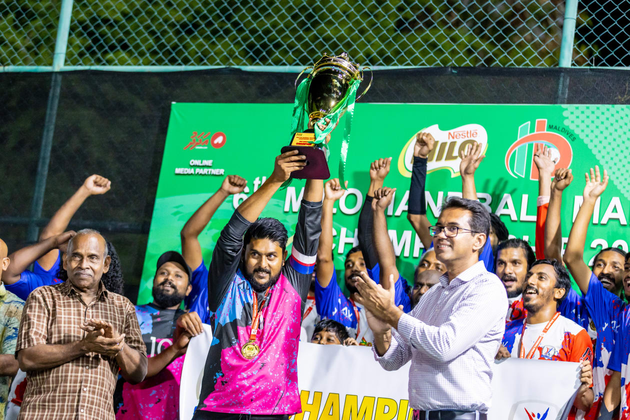 ޖޫން 10، 2023 - 6 ވަނަ ގައުމީ ހޭންޑްބޯޅަ މުބާރާތުގެ ފައިނަލް މެޗުގެ ތެރެއިން؛ މި މުބާރާތުގެ އަންހެން ޑިވިޝަންގެ ޗެމްޕިއަންކަން ރެޑްހޯކްސް ހޯދިއިރު، ފިރިހެން ޑިވިޝަންގެ ޗެމްޕިއަންކަން ހޯދާފައި ވަނީ ޒެފްރޯލް އިންނެވެ --- ފޮޓޯ؛ މުހައްމަދު ޝާބިން / އަދަދު