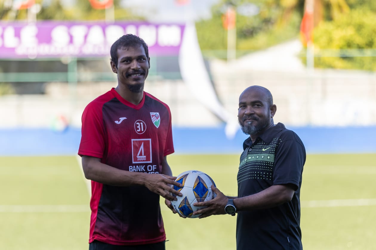 27 މޭ، 2023 - ޕެލޭ ސްޓޭޑިއަމްގެ ނަމުގައި މަހިބަދޫގައި ހުޅުުވުނު ސްޓޭޑިއަމް. މި ސްޓޭޑިއަމް ހުޅުުވުމަށް ގައުމީ ޓީމާއި މަހިބަދޫގެ ޓީމް ވަނީ މެޗެއް ކުޅެފަ، މި މެޗު 5-0 ގެ ނަތީޖާއަކުން ކާމިޔާބުކުރީ ރާއްޖޭގެ ގައުމީ ޓީމް --- ފޮޓޯ؛ މުހައްމަދު ޝާބިން / އަދަދު