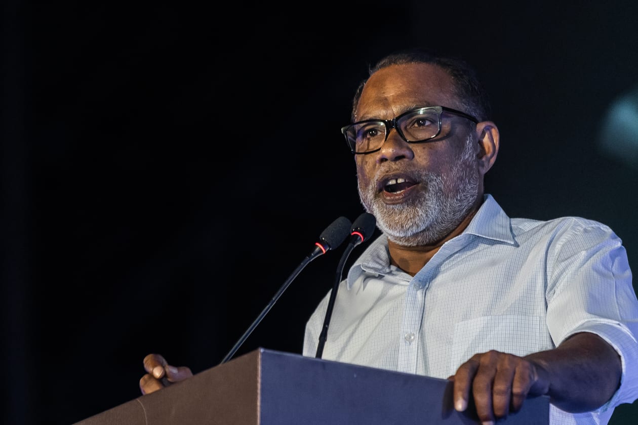 ޖޫން 2, 2023 - ރާއްޖޭގެ ދެކުނުން ކަނޑު "ވިއްކާލާފައިވާ" ކަމަށް ބުނެ އިދިކޮޅުން އުފައްދާފައިވާ ފޯޅަވަހި ކޯލިޝަނުން ރޭ ބޭއްވި ޖަލްސާގެ ތެރެއިން. މި ޖަލްސާގައި އިދިކޮޅު ޕީޕިއެމް, ޕީއެންސީ, އެމްއެންޕީ އަދި ދަ ޑިމޮކްރެޓްސްއިން ބައިވެރިވި. --- ފޮޓޯ: އަބްދުﷲ އިޔާން/ އަދަދު
