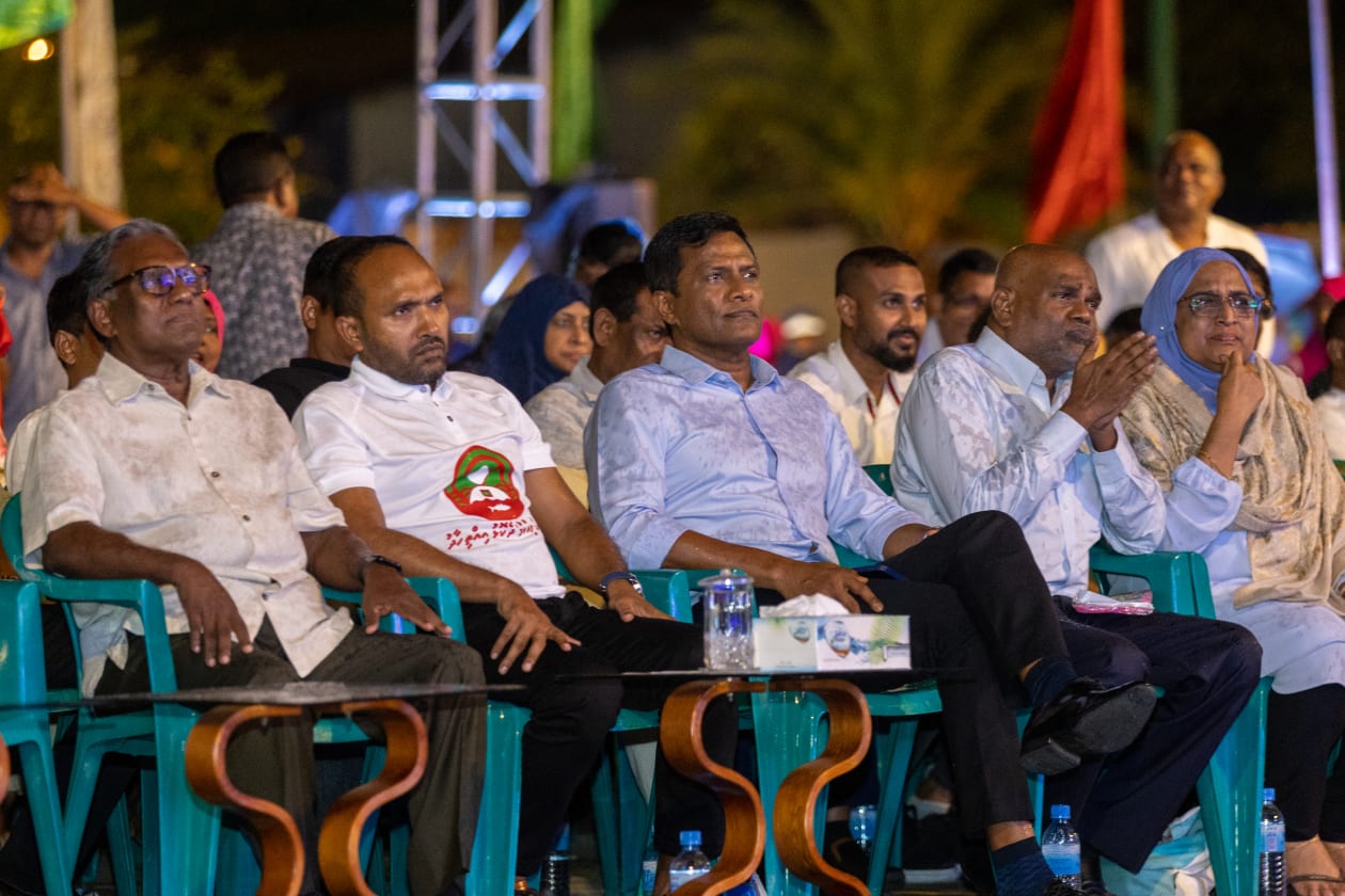 2 ޖޫން، 2023 - ރާއްޖޭގެ ކަނޑުން ބައެއް ވިއްކާލާފައިވާ ކަމަށް ބުނެ އިދިކޮޅު ޕީޕީއެމް/ޕީއެންސީ އިސްވެ އޮވެ ކާނިވާ ސަރަހައްދުގައި މިރޭ ބާއްވަމުންދާ ޖަލްސާގައި އެމްޑީޕީން ވަކިވެ، އަމިއްލަ ޕާޓީއެއް އުފެއްދުމަށް މަސައްކަތް ކުރަމުންދާ އިސް މެންބަރުން ބައިވެރިވެލެއްވި އެވެ. --- ފޮޓޯ؛ މުހައްމަދު ޝާބިން / އަދަދު