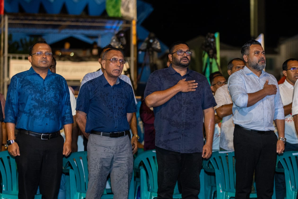 ޖޫން 2, 2023 - ރާއްޖޭގެ ދެކުނުން ކަނޑު "ވިއްކާލާފައިވާ" ކަމަށް ބުނެ އިދިކޮޅުން އުފައްދާފައިވާ ފޯޅަވަހި ކޯލިޝަނުން ރޭ ބޭއްވި ޖަލްސާގެ ތެރެއިން. މި ޖަލްސާގައި އިދިކޮޅު ޕީޕިއެމް, ޕީއެންސީ, އެމްއެންޕީ އަދި ދަ ޑިމޮކްރެޓްސްއިން ބައިވެރިވި. --- ފޮޓޯ: އަބްދުﷲ އިޔާން/ އަދަދު