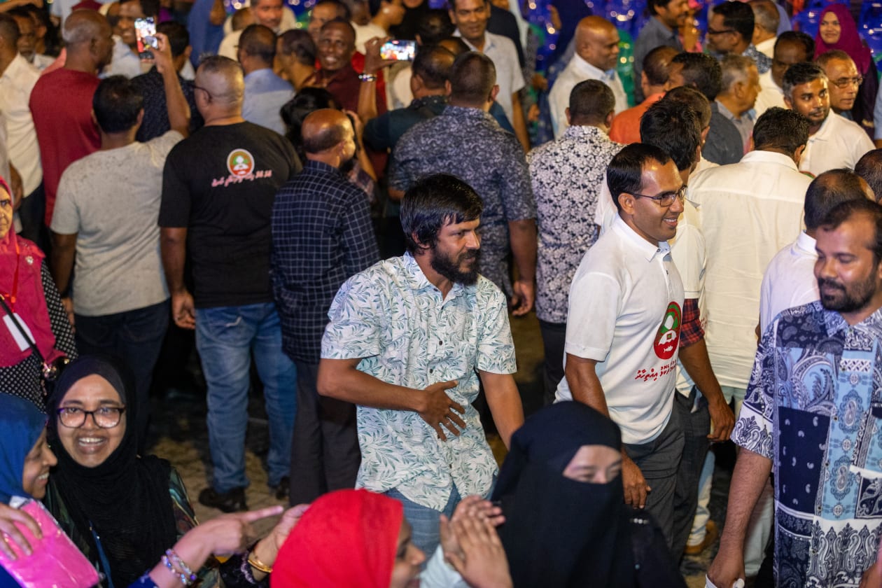 ޖޫން 2, 2023 - ރާއްޖޭގެ ދެކުނުން ކަނޑު "ވިއްކާލާފައިވާ" ކަމަށް ބުނެ އިދިކޮޅުން އުފައްދާފައިވާ ފޯޅަވަހި ކޯލިޝަނުން ރޭ ބޭއްވި ޖަލްސާގެ ތެރެއިން. މި ޖަލްސާގައި އިދިކޮޅު ޕީޕިއެމް, ޕީއެންސީ, އެމްއެންޕީ އަދި ދަ ޑިމޮކްރެޓްސްއިން ބައިވެރިވި. --- ފޮޓޯ: އަބްދުﷲ އިޔާން/ އަދަދު