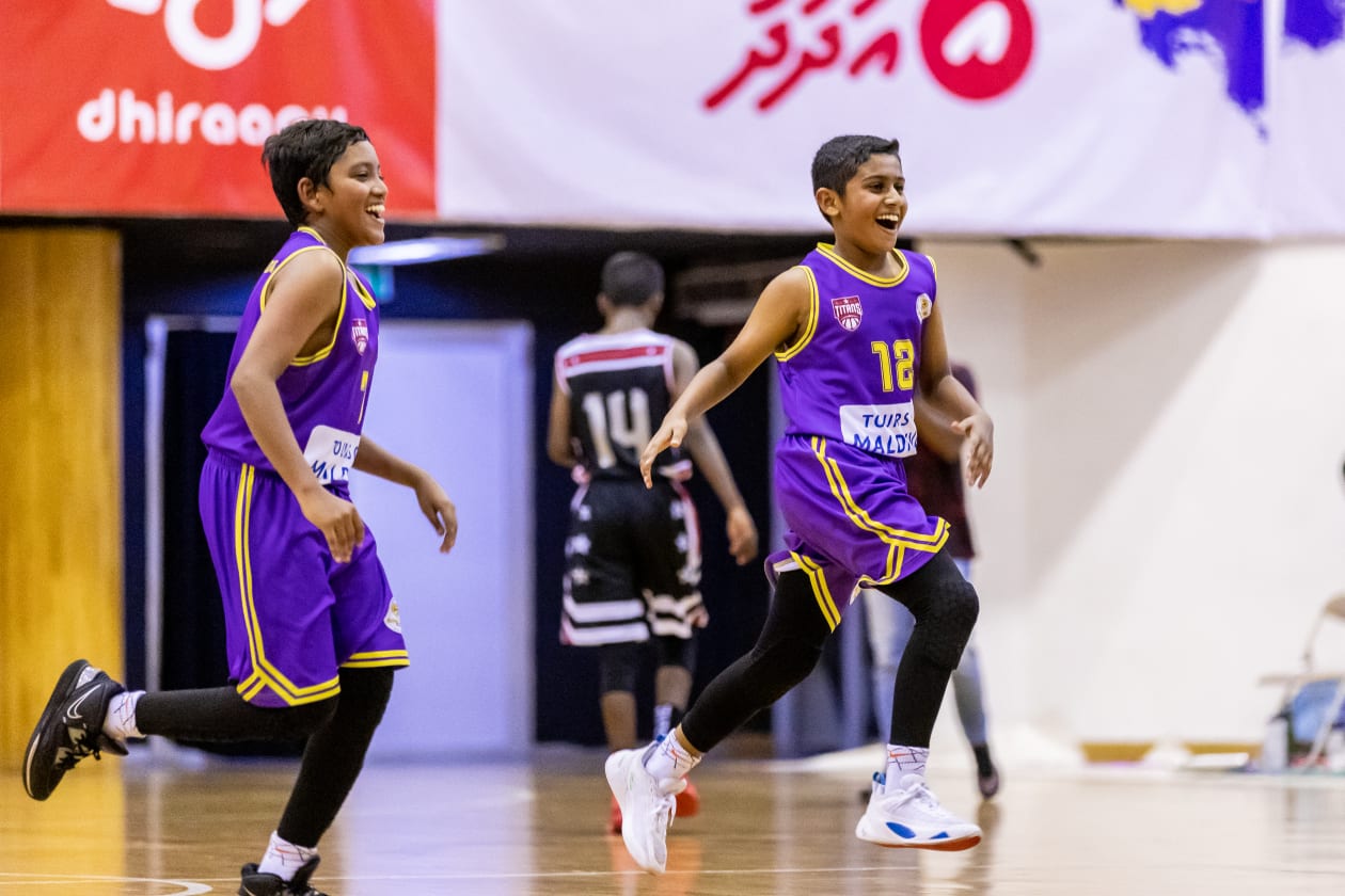 މާލެ (މާޗް 16) - ޒުވާން ބާސްކެޓްބޯޅަ ކުޅުންތެރިންނަށް ހާއްސަކޮށްގެން މޯލްޑިވްސް ބާސްކެޓްބޯޅަ އެސޯސިއޭޝަން (އެމްބީއޭ) އިން ކުރިއަށްގެންދިޔަ ޖޫނިއާ ޗެމްޕިއަންޝިޕަކީ ރެކޯޑު އަދަދެއްގެ ޓީމުތަކެއް ވާދަކުރާ މުބާރާތެއް. އެ ގޮތުން މުބާރާތުގައި ކުޅޭ ހަތަރު އުމުރުފުރާއިން 88 ޓީމު ފެނިގެން ގޮސްފައިވޭ: މުބާރާތުގެ 13 އަހަރުން ދަށުގެ އަންހެން އަދި ފިރިހެން ޑިވިޝަނުގެ ޗެމްޕިއަންކަން ގިޔާސުއްދީން އިންޓަނޭޝަނަލް ސްކޫލުން ހޯދިއިރު، 15 އަހަރުން ދަށުގެ ޗެމްޕިއަންކަން އަހުމަދިއްޔާ އިންޓަނޭޝަނަލް ސްކޫލް އާއި އިސްކަންދަރު ސްކޫލުން ހޯދި އަދި 19 އަހަރުން ދަށުގެ ދެ ބައިގެ ޗެމްޕިއަންކަން ވިލާ އިންޓަނޭޝަނަލް ހައި ސްކޫލުން ހޯދިއިރު، 17 އަހަރުން ދަށުގެ ފިރިހެން ބައިގެ ޗެމްޕިއަންކަން ބިލަބޮންގް ހައި އިންޓަނޭޝަނަލް ސްކޫލުން އަދި އަންހެން ބައިގެ ޗެމްޕިއަންކަން ހޯދީ އިމާދުއްދީން ސްކޫލުން.-- ފޮޓޯ: މުހައްމަދު ޝާބިން/ އަދަދު