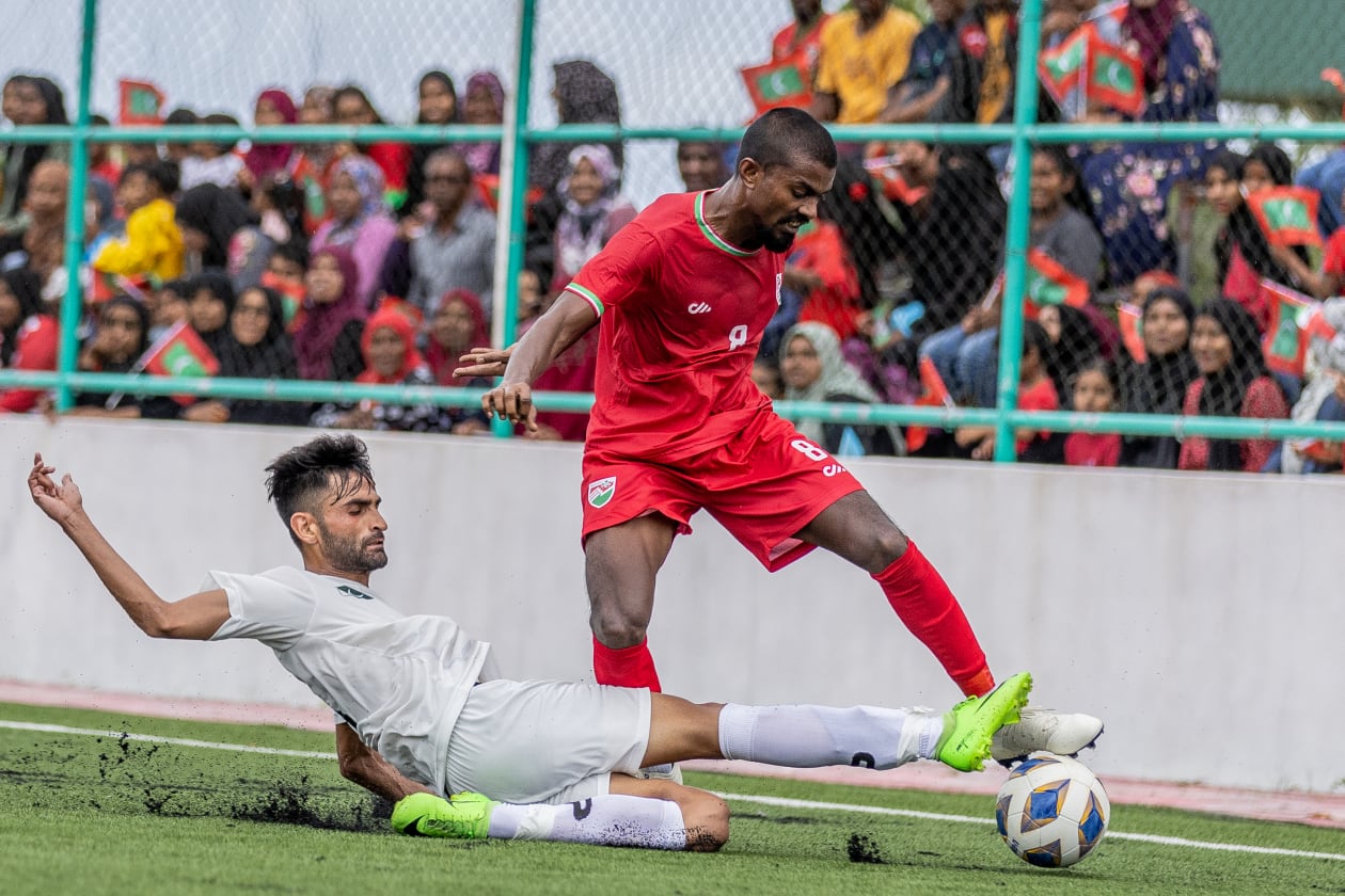ލ. ގަން (މާޗް 21) - ފީފާ އިންޓަނޭޝަނަލް އެކުވެރިކަމުގެ މެޗެއްގައި ލ. ގަމު ޒޯން ސްޓޭޑިއަމްގައި ކުޅުނު ތާރީހީ މެޗުގައި ރާއްޖޭގެ ގައުމީ ފުޓްބޯޅަ ޓީމުން ވަނީ ޕާކިސްތާން އަތުން 1-0 އިން މޮޅުވެފައި: މިއީ މާލެ އާއި އައްޑޫ ފިޔަވައި ބައިނަލްއަގުވާމީ މެޗެއް އެހެން ސަރަހައްދެއްގައި ކުުޅުނު ފުރަތަމަ ފަހަރު: ރާއްޖޭގެ އައިސަމް އަތުން ބޯޅަ ހޯދަން ޕާކިސްތާން ކުޅުންތެރިއަކު މަސައްކަތް ކުރަނީ.--- ފޮޓޯ: މުހައްމަދު ޝާބިން/ އަދަދު