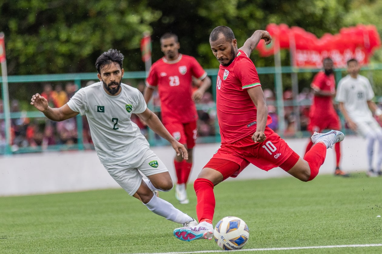 ލ. ގަން (މާޗް 21) - ފީފާ އިންޓަނޭޝަނަލް އެކުވެރިކަމުގެ މެޗެއްގައި ލ. ގަމު ޒޯން ސްޓޭޑިއަމްގައި ކުޅުނު ތާރީހީ މެޗުގައި ރާއްޖޭގެ ގައުމީ ފުޓްބޯޅަ ޓީމުން ވަނީ ޕާކިސްތާން އަތުން 1-0 އިން މޮޅުވެފައި: މިއީ މާލެ އާއި އައްޑޫ ފިޔަވައި ބައިނަލްއަގުވާމީ މެޗެއް އެހެން ސަރަހައްދެއްގައި ކުުޅުނު ފުރަތަމަ ފަހަރު: ރާއްޖޭގެ ހަމްޒާ ޕާކިސްތާންގެ ގޯލަށް ބޯޅައެއް ފޮނުވާލެވޭތޯ މަސައްކަތް ކުރަނީ.--- ފޮޓޯ: މުހައްމަދު ޝާބިން/ އަދަދު