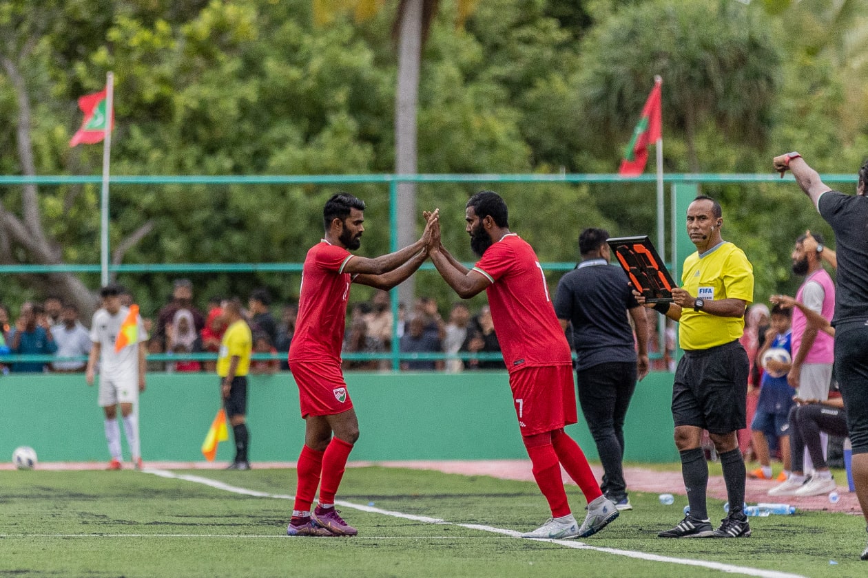 ލ. ގަން (މާޗް 21) - ފީފާ އިންޓަނޭޝަނަލް އެކުވެރިކަމުގެ މެޗެއްގައި ލ. ގަމު ޒޯން ސްޓޭޑިއަމްގައި ކުޅުނު ތާރީހީ މެޗުގައި ރާއްޖޭގެ ގައުމީ ފުޓްބޯޅަ ޓީމުން ވަނީ ޕާކިސްތާން އަތުން 1-0 އިން މޮޅުވެފައި: މިއީ މާލެ އާއި އައްޑޫ ފިޔަވައި ބައިނަލްއަގުވާމީ މެޗެއް އެހެން ސަރަހައްދެއްގައި ކުުޅުނު ފުރަތަމަ ފަހަރު: މެޗުގެ ދެ ވަނަ ހާފުގައި އިބްރާހިމް މަހުދީ (ފޭދޫ އިއްބެ)ގެ ބަދަލުގައި އަލީ އަޝްފާގު (ދަގަނޑޭ) ކުޅެން ނުކުންނަނީ.--- ފޮޓޯ: މުހައްމަދު ޝާބިން/ އަދަދު