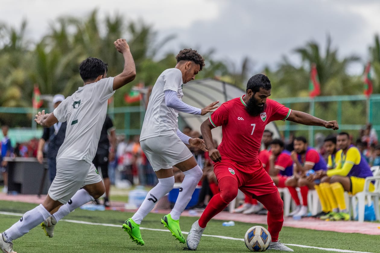 ލ. ގަން (މާޗް 21) - ފީފާ އިންޓަނޭޝަނަލް އެކުވެރިކަމުގެ މެޗެއްގައި ލ. ގަމު ޒޯން ސްޓޭޑިއަމްގައި ކުޅުނު ތާރީހީ މެޗުގައި ރާއްޖޭގެ ގައުމީ ފުޓްބޯޅަ ޓީމުން ވަނީ ޕާކިސްތާން އަތުން 1-0 އިން މޮޅުވެފައި: މިއީ މާލެ އާއި އައްޑޫ ފިޔަވައި ބައިނަލްއަގުވާމީ މެޗެއް އެހެން ސަރަހައްދެއްގައި ކުުޅުނު ފުރަތަމަ ފަހަރު: ޕާކިސްތާން ދެ ކުޅުންތެރިން ކައިރިން އަޝްފާގު ބޯޅަ ހިފައިގެންދާން މަސައްކަތް ކުރަނީ.--- ފޮޓޯ: މުހައްމަދު ޝާބިން/ އަދަދު