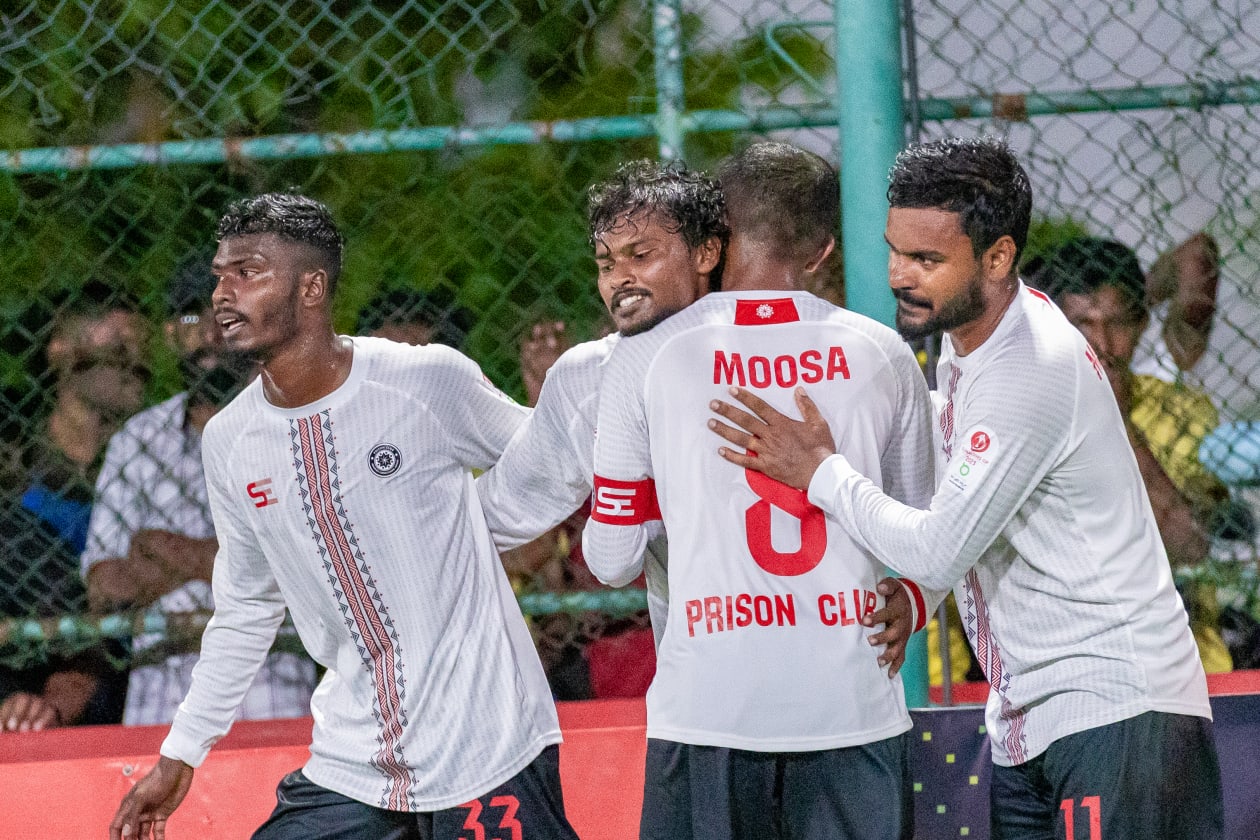 މާލެ (ޖުލައި 19) - ރާއްޖޭގައި ބާއްވާ އެންމެ ގިނަ ދުވަސްވީ ރަސްމީ ފުޓްސަލް މުބާރާތް މި ފަހަރު ކުރިއަށްދާނީ މި މަހު 14 އިން އަންނަ މަހުގެ 25 އަށް: މި ފަހަރު ކްލަބް މޯލްޑިވްސް އިން އެއް ފަހަރާ ހަތަރު މުބާރާތް ކުރިއަށްގެންދާނެ، އެއީ ފިރިހެން ޑިވިޝަން ދެ މުބާރާތާއި އަންހެން ޑިވިޝަން ދެ މުބާރާތް.  --- ފޮޓޯ؛ މުހައްމަދު ޝާބިން / އަދަދު