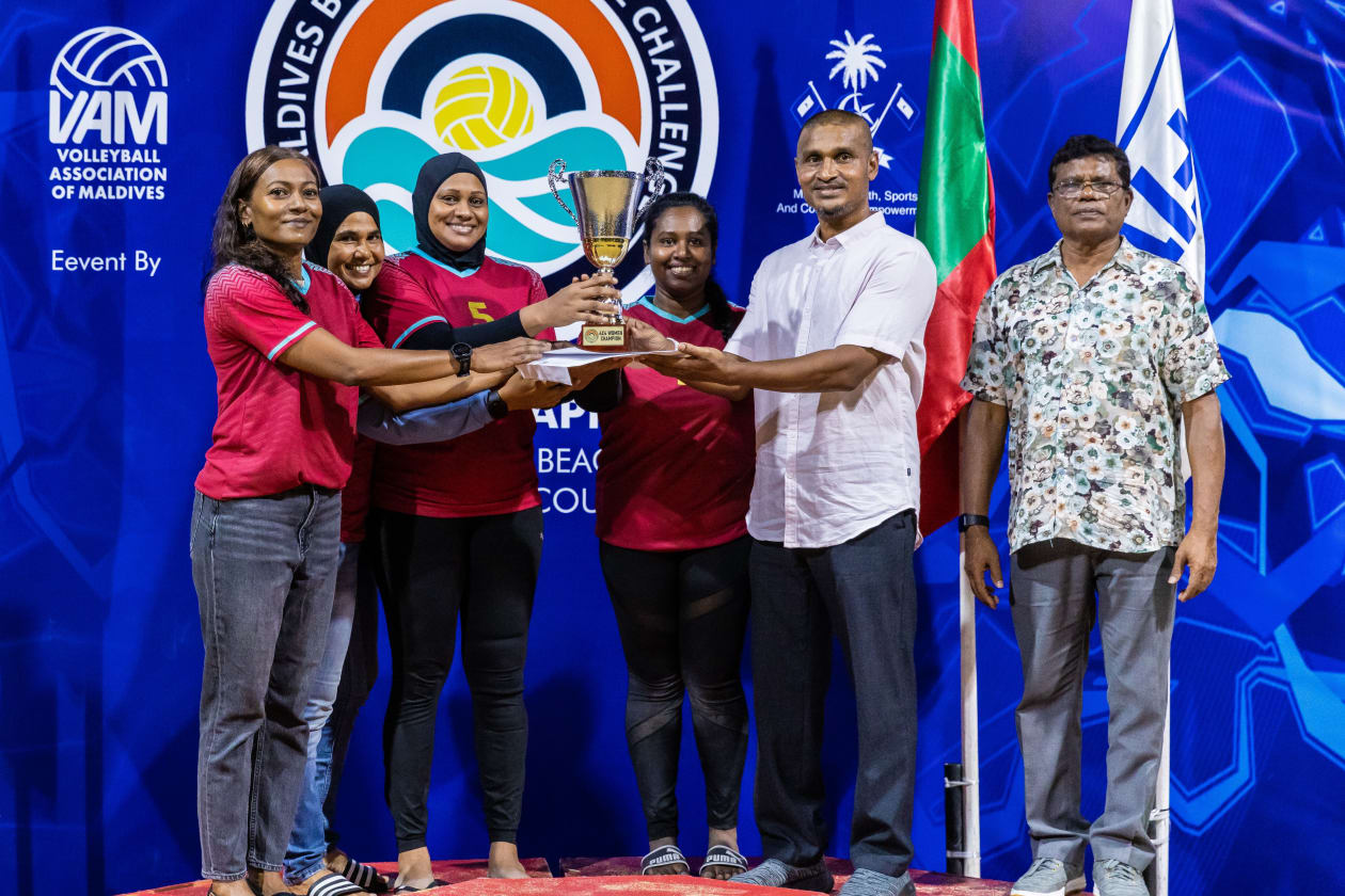 ހުޅުމާލެ (އޭޕްރީލް 11) - ވޮލީބޯލް އެސޯސިއޭޝަން އޮފް މޯލްޑިވްސް (ވީއޭއެމް) އިން ބީޗް ސީރީސްގެ ނަމުގައި ފެށި މުބާރާތްތަކުގެ ތެރެއިން މޯލްޑިވްސް ބީޗްވޮލީބޯޅަ ޗެލެންޖްގެ ފުރަތަމަ މުބާރާތުގެ ޗެމްޕިއަންކަން ހޯދާފައިވަނީ އާދަމް ނަސީމް (އެޑަމް) އާއި އިސްމާއިލް ސާޖިދު (ކުޑަކާއްޓެ)ގެ ޕެއާ އާއި އައިޝަތު މާޖިދާ އާއި އައިމިނަތު އަރީޝާގެ ޕެއާ އިން: ވެޓެރަންސް އަށް ހާއްސަކުރި ބައިން ތަށި ހޯދީ ފިއޮންތި ސްޕޯޓްސް ކުލަބާއި މޯލްޑިވްސް ވޮލީބޯލް ވެޓެރަންސް: އަންހެނުންގެ ވެޓެރަންސް ޗެމްޕިއަން ފިއޮންތި ސްޕޯޓްސް ކްލަބް ކުޅުންތެރިންނާ ޓްރޮފީ ހަވާލުކުރަނީ--- ފޮޓޯ: އަބްދުﷲ އިޔާން/ އަދަދު ސްޕޯޓްސް