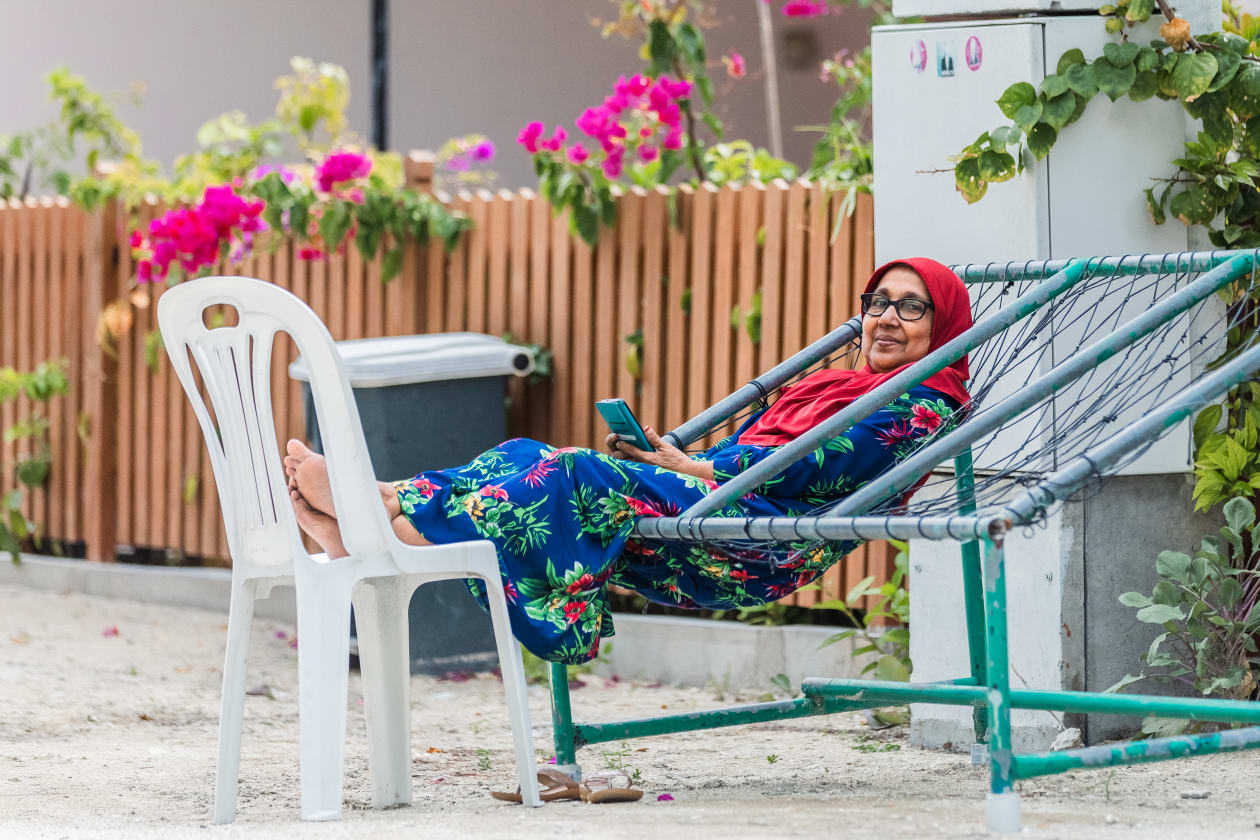 ގެދޮށުގައި ބަހައްޓާފައި ހުންނަ ޖޯލިފަތިތަކަށް ނުކުމެ ތިބެ އެކި ކަންކަމާ ގުޅޭގޮތުން ވާހަކަ ދައްކައި ހިޔާލު ބަދަލުކުރުމަކީ ރޯދަ މަހުގެ ވަގުތުތަކުގައި އާންމުކޮށް ކުރާ ކަމެއް. --- ފޮޓޯ؛ މުހައްމަދު ޝާބިން / އަދަދު