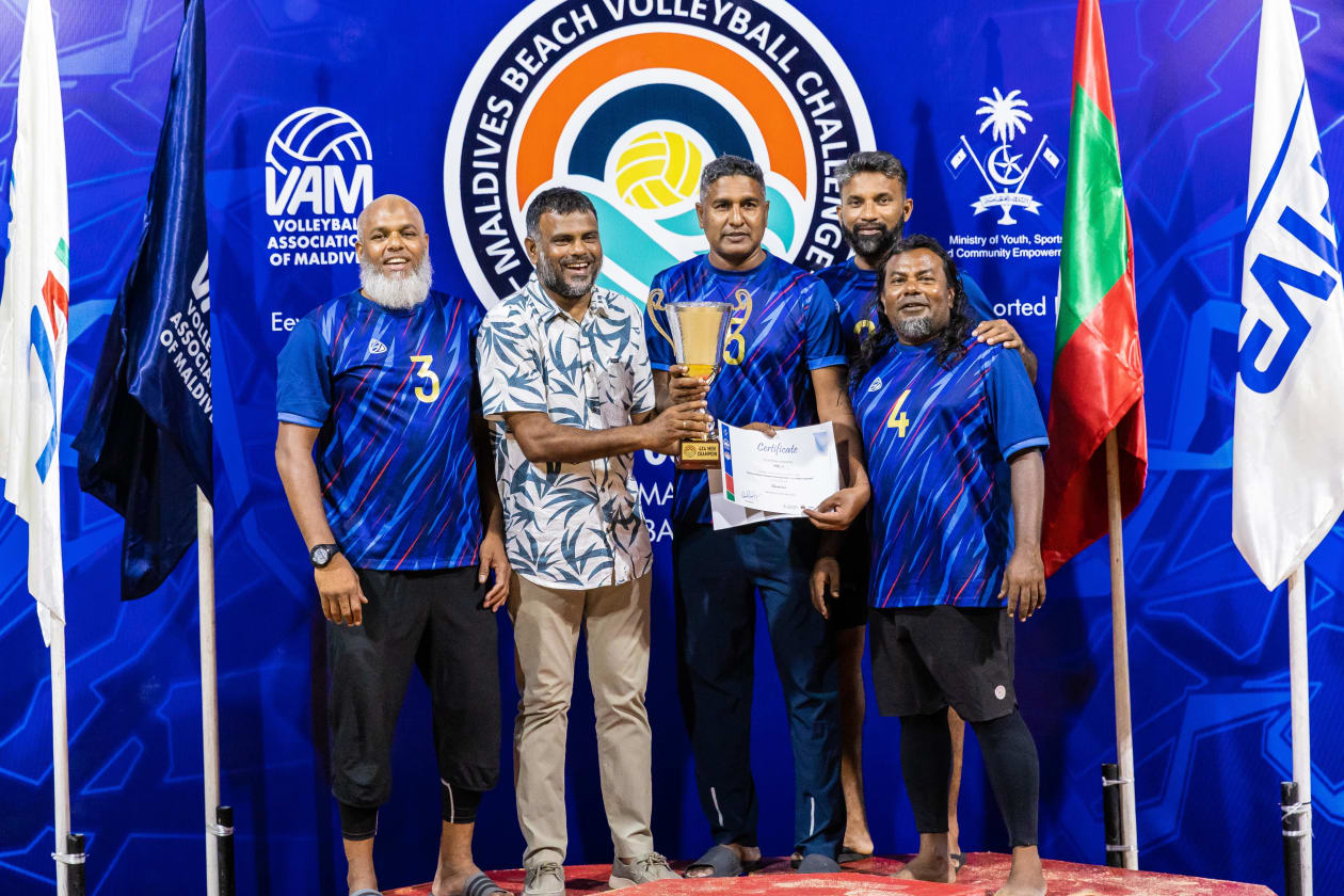 ހުޅުމާލެ (އޭޕްރީލް 11) - ވޮލީބޯލް އެސޯސިއޭޝަން އޮފް މޯލްޑިވްސް (ވީއޭއެމް) އިން ބީޗް ސީރީސްގެ ނަމުގައި ފެށި މުބާރާތްތަކުގެ ތެރެއިން މޯލްޑިވްސް ބީޗްވޮލީބޯޅަ ޗެލެންޖްގެ ފުރަތަމަ މުބާރާތުގެ ޗެމްޕިއަންކަން ހޯދާފައިވަނީ އާދަމް ނަސީމް (އެޑަމް) އާއި އިސްމާއިލް ސާޖިދު (ކުޑަކާއްޓެ)ގެ ޕެއާ އާއި އައިޝަތު މާޖިދާ އާއި އައިމިނަތު އަރީޝާގެ ޕެއާ އިން: ވެޓެރަންސް އަށް ހާއްސަކުރި ބައިން ތަށި ހޯދީ ފިއޮންތި ސްޕޯޓްސް ކުލަބާއި މޯލްޑިވްސް ވޮލީބޯލް ވެޓެރަންސް: ފިރިހެން ޑިވިޝަނުގެ ވެޓެރަންސް ޗެމްޕިއަން، އެމްވީވީގެ ކުޅުންތެރިން--- ފޮޓޯ: އަބްދުﷲ އިޔާން/ އަދަދު ސްޕޯޓްސް