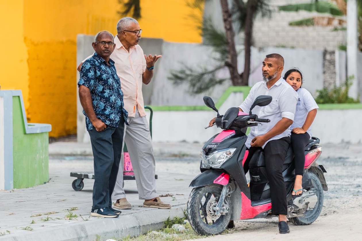 ރޯދަ މަހުގެ ހަވީރު ގަޑިއަކީ އާންމުކޮށް ރޯދަ ކުރުކުރުމަށް ކުޑަކުދިންނާއި ބޮޑެތި މީހުން ބޭރަށް ނުކުމެ އުޅޭ ވަގުތު؛ ފިރިހެނުންތަކެއް މަގުމަތީގައި ވާހަކަދައްކަނީ --- ފޮޓޯ؛ މުހައްމަދު ޝާބިން / އަދަދު