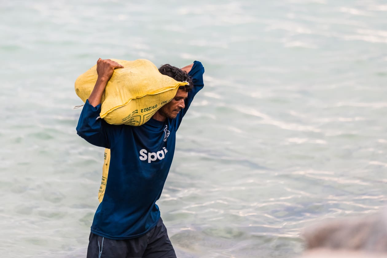 ބަސްތާއެއް ކޮނޑު ޖަހައިގެން ބިދޭސީއަކު ދަނީ. ރޯދަ މަހުގެ ދުވާލުގެ ވަގުތުތަކުގައި ވެސް ބިދޭސީ ބުރަ މަސައްކަތްތަކެއް ކުރޭ. --- ފޮޓޯ؛ މުހައްމަދު ޝާބިން / އަދަދު