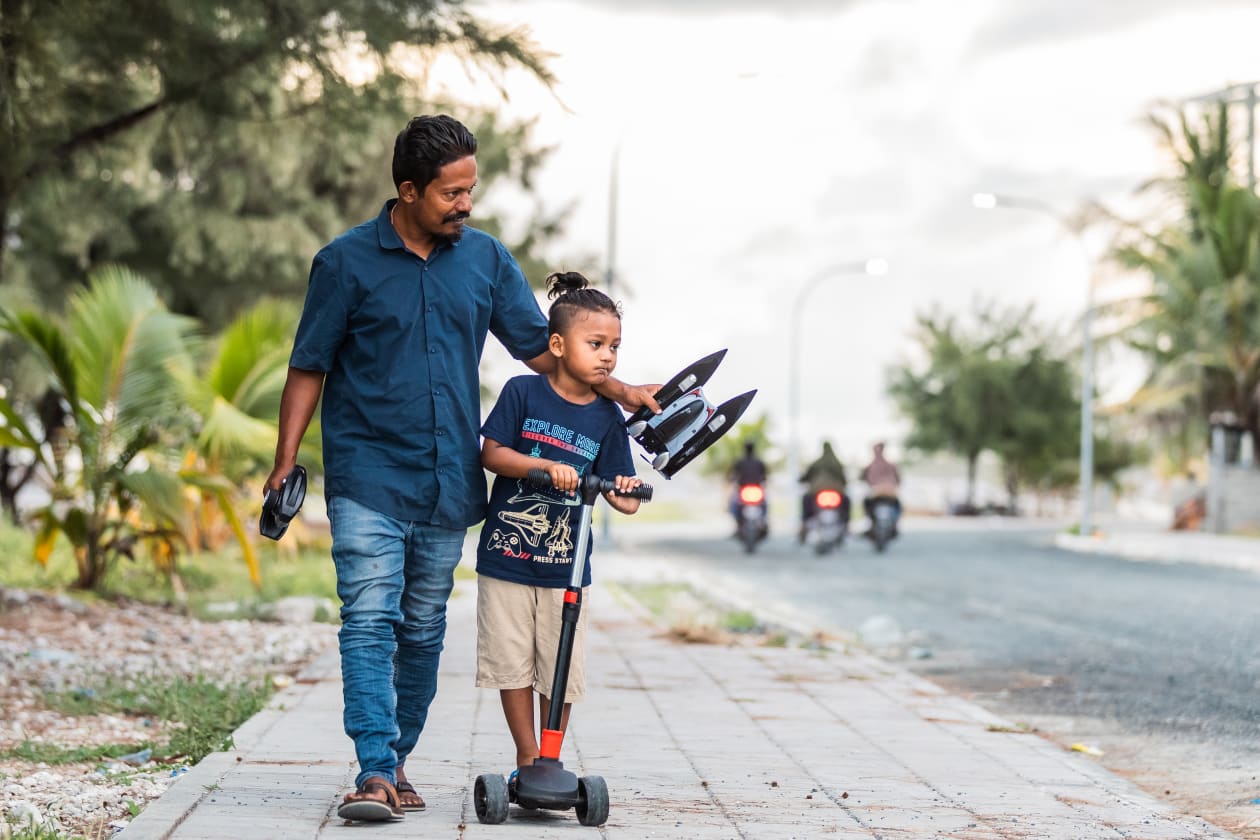 ރޯދަ މަހުގެ ހަވީރު ގަޑިއަކީ އާންމުކޮށް ރޯދަ ކުރުކުރުމަށް ކުޑަކުދިންނާއި ބޮޑެތި މީހުން ބޭރަށް ނުކުމެ އުޅޭ ވަގުތު؛ ރޯދަވީއްލާ ގަޑިއަށް މީހަކު ދަރިފުޅު ގޮވަިގެން ގެއަށް ދަނީ --- ފޮޓޯ؛ މުހައްމަދު ޝާބިން / އަދަދު