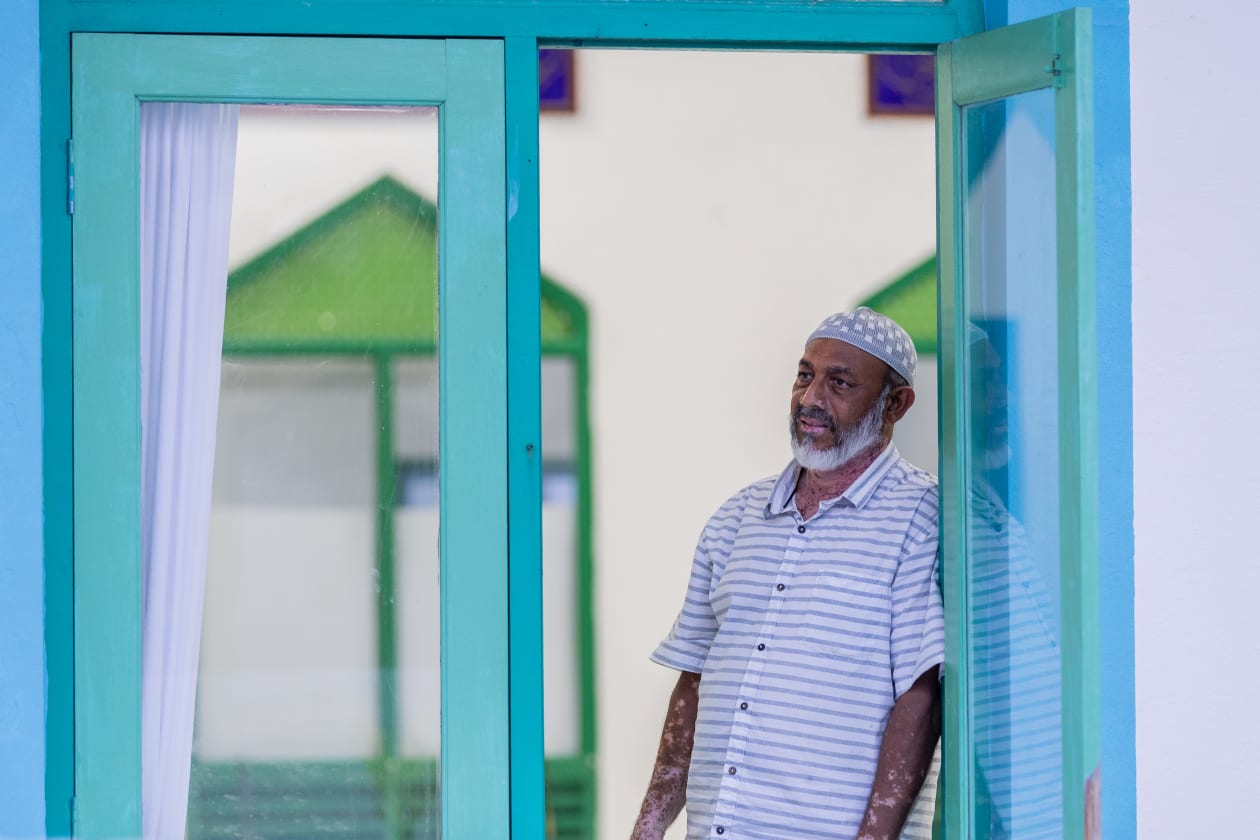 މީހަކު މިސްކިތުގައި ބަންގި ގޮވާގަޑިއަށް އިންތިޒާރުކުރަނީ. ރަށްރަށުގެ މިސްކިތްތަކުގައި ވެސް ރޯދަ ވީއްލުމުގެ އިންތިޒާމުތައް ރަށުގެ އެންމެ ގުޅިގެން ހަމަޖައްސާ. --- ފޮޓޯ؛ މުހައްމަދު ޝާބިން / އަދަދު