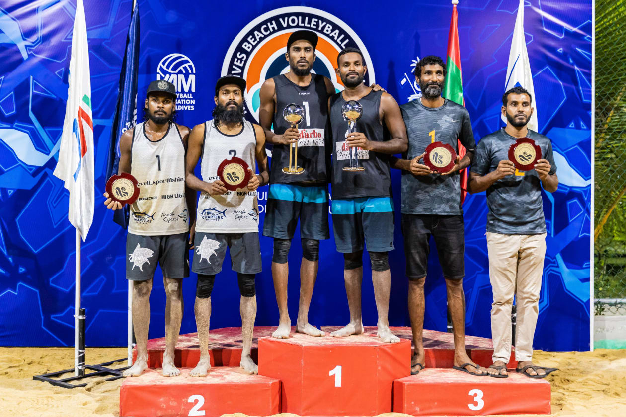 ހުޅުމާލެ (އޭޕްރީލް 11) - ވޮލީބޯލް އެސޯސިއޭޝަން އޮފް މޯލްޑިވްސް (ވީއޭއެމް) އިން ބީޗް ސީރީސްގެ ނަމުގައި ފެށި މުބާރާތްތަކުގެ ތެރެއިން މޯލްޑިވްސް ބީޗްވޮލީބޯޅަ ޗެލެންޖްގެ ފުރަތަމަ މުބާރާތުގެ ޗެމްޕިއަންކަން ހޯދާފައިވަނީ އާދަމް ނަސީމް (އެޑަމް) އާއި އިސްމާއިލް ސާޖިދު (ކުޑަކާއްޓެ)ގެ ޕެއާ އާއި އައިޝަތު މާޖިދާ އާއި އައިމިނަތު އަރީޝާގެ ޕެއާ އިން: ވެޓެރަންސް އަށް ހާއްސަކުރި ބައިން ތަށި ހޯދީ ފިއޮންތި ސްޕޯޓްސް ކުލަބާއި މޯލްޑިވްސް ވޮލީބޯލް ވެޓެރަންސް: ފިރިހެން ޑިވިޝަނުގެ ގަދަ ތިން ޓީމުގެ ކުޅުންތެރިން--- ފޮޓޯ: އަބްދުﷲ އިޔާން/ އަދަދު ސްޕޯޓްސް