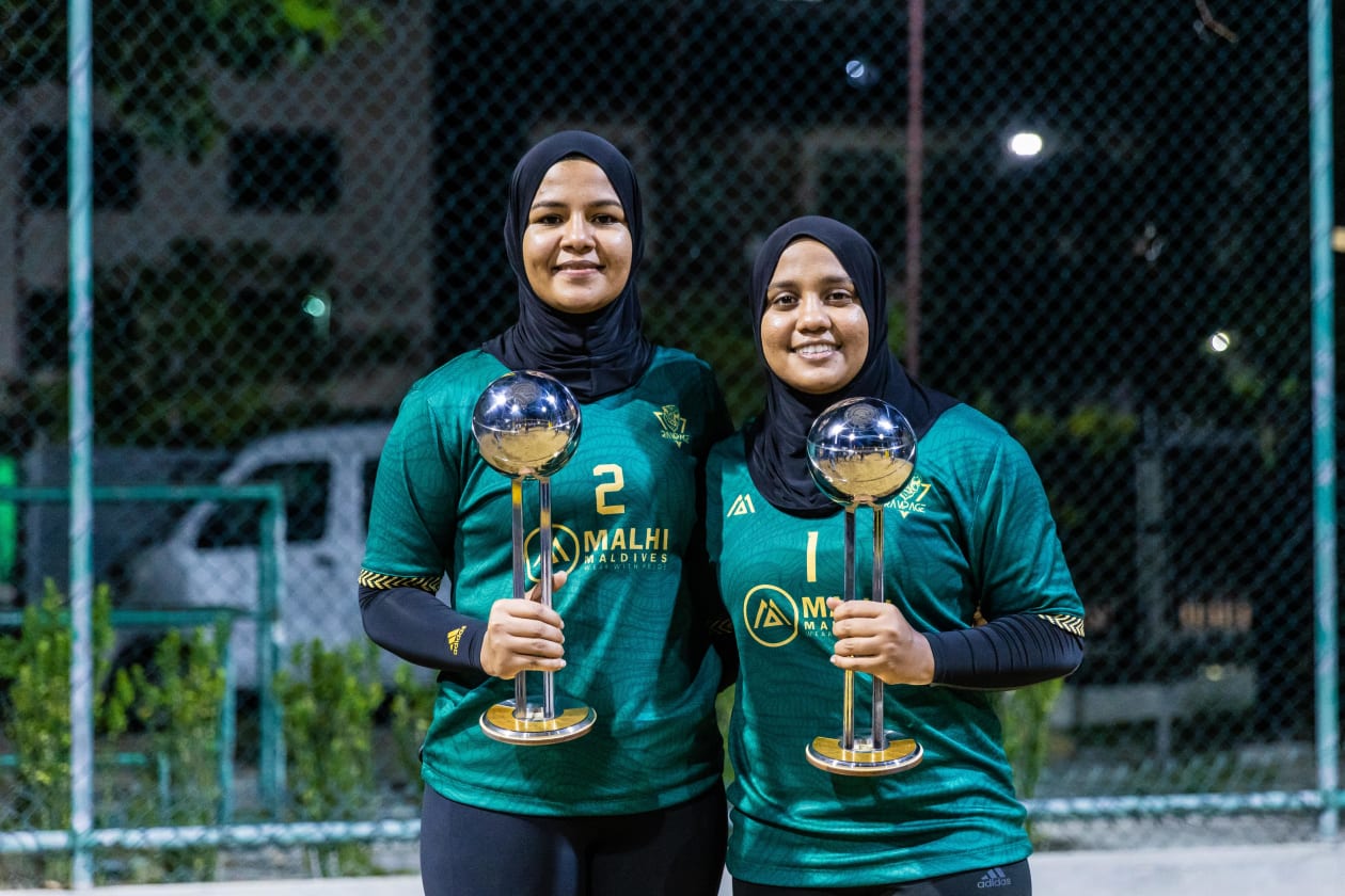 ހުޅުމާލެ (އޭޕްރީލް 11) - ވޮލީބޯލް އެސޯސިއޭޝަން އޮފް މޯލްޑިވްސް (ވީއޭއެމް) އިން ބީޗް ސީރީސްގެ ނަމުގައި ފެށި މުބާރާތްތަކުގެ ތެރެއިން މޯލްޑިވްސް ބީޗްވޮލީބޯޅަ ޗެލެންޖްގެ ފުރަތަމަ މުބާރާތުގެ ޗެމްޕިއަންކަން ހޯދާފައިވަނީ އާދަމް ނަސީމް (އެޑަމް) އާއި އިސްމާއިލް ސާޖިދު (ކުޑަކާއްޓެ)ގެ ޕެއާ އާއި އައިޝަތު މާޖިދާ އާއި އައިމިނަތު އަރީޝާގެ ޕެއާ އިން: ވެޓެރަންސް އަށް ހާއްސަކުރި ބައިން ތަށި ހޯދީ ފިއޮންތި ސްޕޯޓްސް ކުލަބާއި މޯލްޑިވްސް ވޮލީބޯލް ވެޓެރަންސް: އަންހެން ޑިވިޝަންގެ ޗެމްޕިއަން، މާޖިދާ އާއި އަރީޝާ--- ފޮޓޯ: އަބްދުﷲ އިޔާން/ އަދަދު ސްޕޯޓްސް