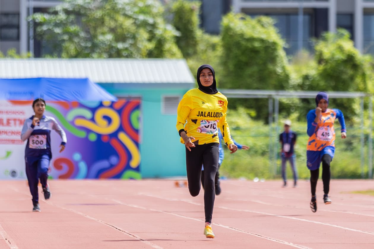މެއި 15, 2023: އިންޓަ ސްކޫލް އެތުލެޓިކްސް މުބާރާތުގެ ތެރެއިން ބައިވެރިޔަކު ދުވަނީ. އިންޓަ ސްކޫލް މުބާރާތުގެ އިވެންޓުތައް ކޮންމެ ދުވަހަކު ހެނދުނު 7-11 އަދި ހަވީރު 3 އިން 6 އަށް ކުރިއަށްދާނެ. --- ފޮޓޯ: އަބްދުﷲ އިޔާން/ އަދަދު
