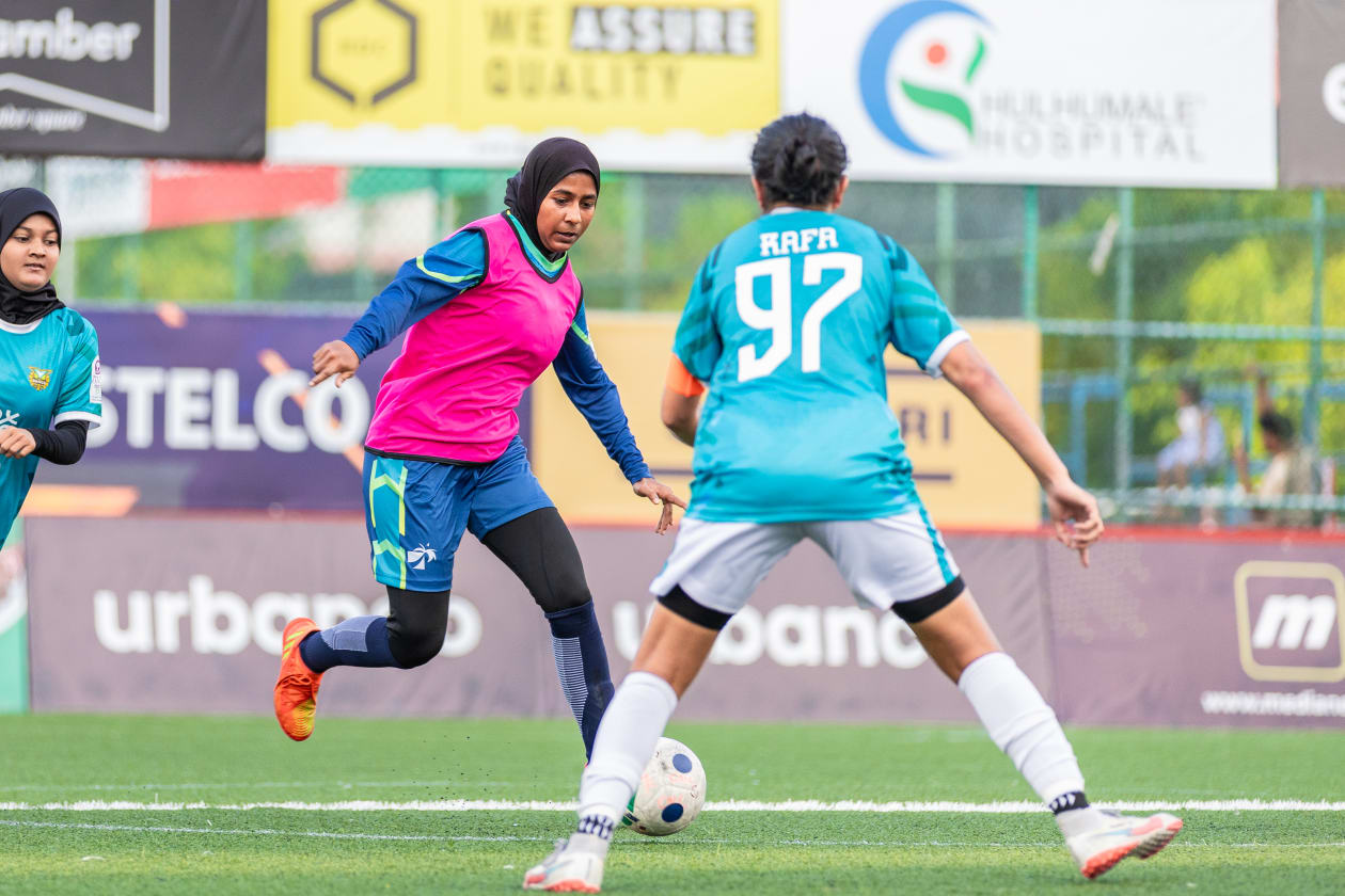 މާލެ (ޖުލައި 19) - ރާއްޖޭގައި ބާއްވާ އެންމެ ގިނަ ދުވަސްވީ ރަސްމީ ފުޓްސަލް މުބާރާތް މި ފަހަރު ކުރިއަށްދާނީ މި މަހު 14 އިން އަންނަ މަހުގެ 25 އަށް: މި ފަހަރު ކްލަބް މޯލްޑިވްސް އިން އެއް ފަހަރާ ހަތަރު މުބާރާތް ކުރިއަށްގެންދާނެ، އެއީ ފިރިހެން ޑިވިޝަން ދެ މުބާރާތާއި އަންހެން ޑިވިޝަން ދެ މުބާރާތް.  --- ފޮޓޯ: މުހައްމަދު ޝާބިން/ އަދަދު