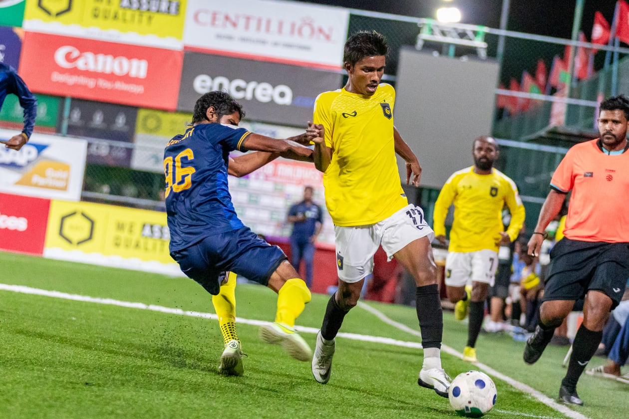 މާލެ (ޖުލައި 19) - ރާއްޖޭގައި ބާއްވާ އެންމެ ގިނަ ދުވަސްވީ ރަސްމީ ފުޓްސަލް މުބާރާތް މި ފަހަރު ކުރިއަށްދާނީ މި މަހު 14 އިން އަންނަ މަހުގެ 25 އަށް: މި ފަހަރު ކްލަބް މޯލްޑިވްސް އިން އެއް ފަހަރާ ހަތަރު މުބާރާތް ކުރިއަށްގެންދާނެ، އެއީ ފިރިހެން ޑިވިޝަން ދެ މުބާރާތާއި އަންހެން ޑިވިޝަން ދެ މުބާރާތް.  --- ފޮޓޯ: މުހައްމަދު ޝާބިން/ އަދަދު