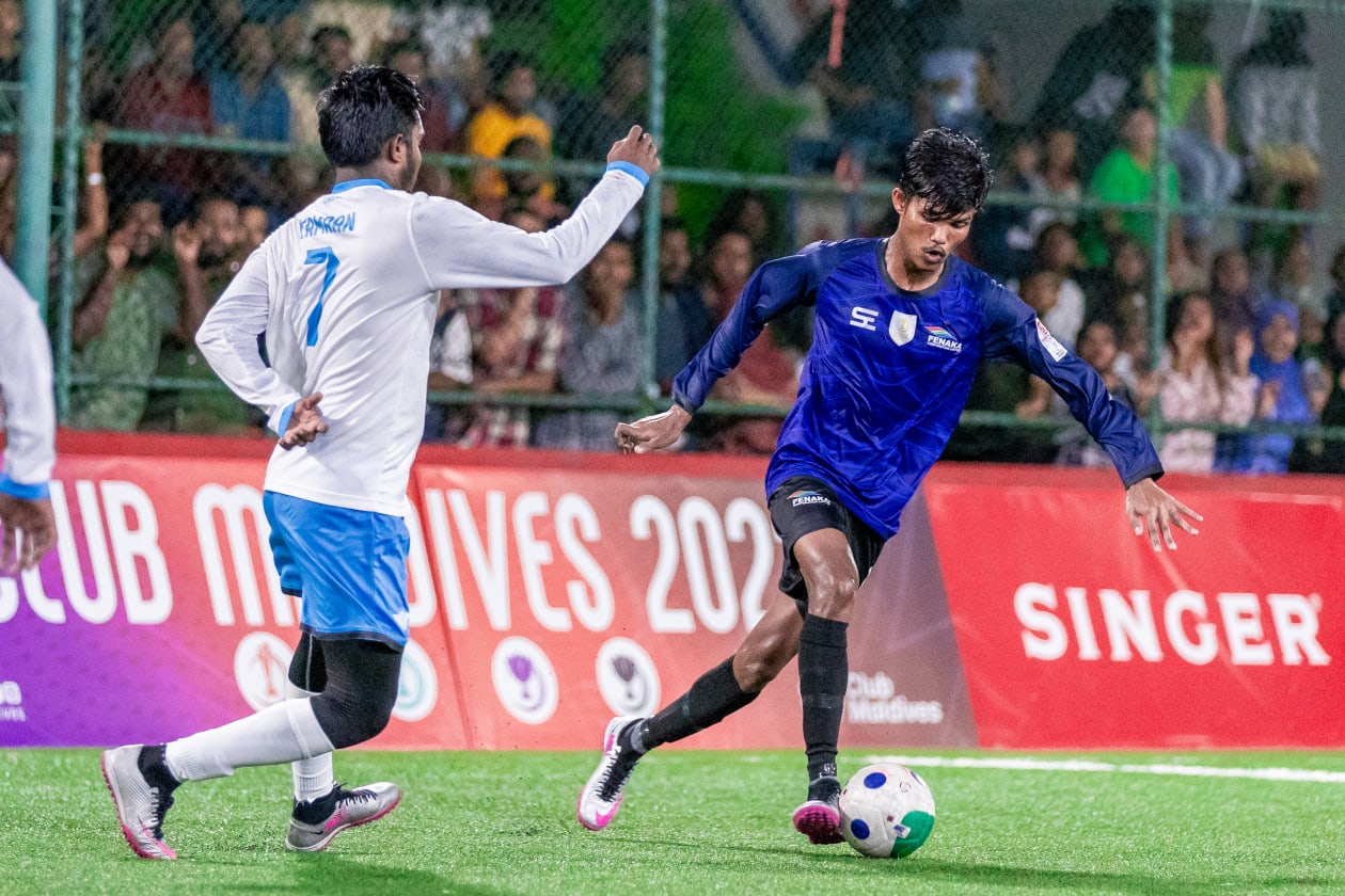 މާލެ (ޖުލައި 19) - ރާއްޖޭގައި ބާއްވާ އެންމެ ގިނަ ދުވަސްވީ ރަސްމީ ފުޓްސަލް މުބާރާތް މި ފަހަރު ކުރިއަށްދާނީ މި މަހު 14 އިން އަންނަ މަހުގެ 25 އަށް: މި ފަހަރު ކްލަބް މޯލްޑިވްސް އިން އެއް ފަހަރާ ހަތަރު މުބާރާތް ކުރިއަށްގެންދާނެ، އެއީ ފިރިހެން ޑިވިޝަން ދެ މުބާރާތާއި އަންހެން ޑިވިޝަން ދެ މުބާރާތް.  --- ފޮޓޯ: މުހައްމަދު ޝާބިން/ އަދަދު