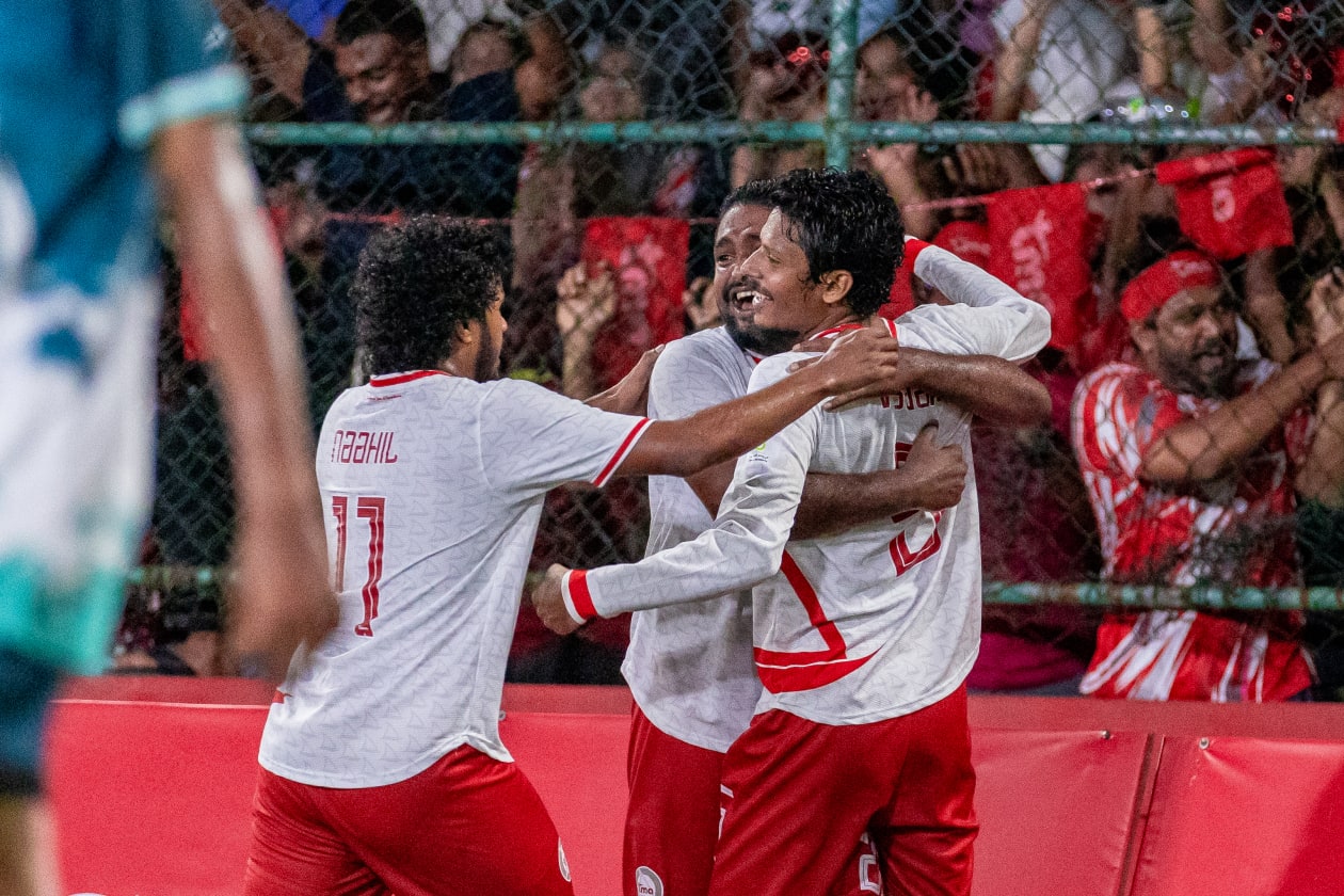 މާލެ (ޖުލައި 19) - ރާއްޖޭގައި ބާއްވާ އެންމެ ގިނަ ދުވަސްވީ ރަސްމީ ފުޓްސަލް މުބާރާތް މި ފަހަރު ކުރިއަށްދާނީ މި މަހު 14 އިން އަންނަ މަހުގެ 25 އަށް: މި ފަހަރު ކްލަބް މޯލްޑިވްސް އިން އެއް ފަހަރާ ހަތަރު މުބާރާތް ކުރިއަށްގެންދާނެ، އެއީ ފިރިހެން ޑިވިޝަން ދެ މުބާރާތާއި އަންހެން ޑިވިޝަން ދެ މުބާރާތް.  --- ފޮޓޯ: މުހައްމަދު ޝާބިން/ އަދަދު