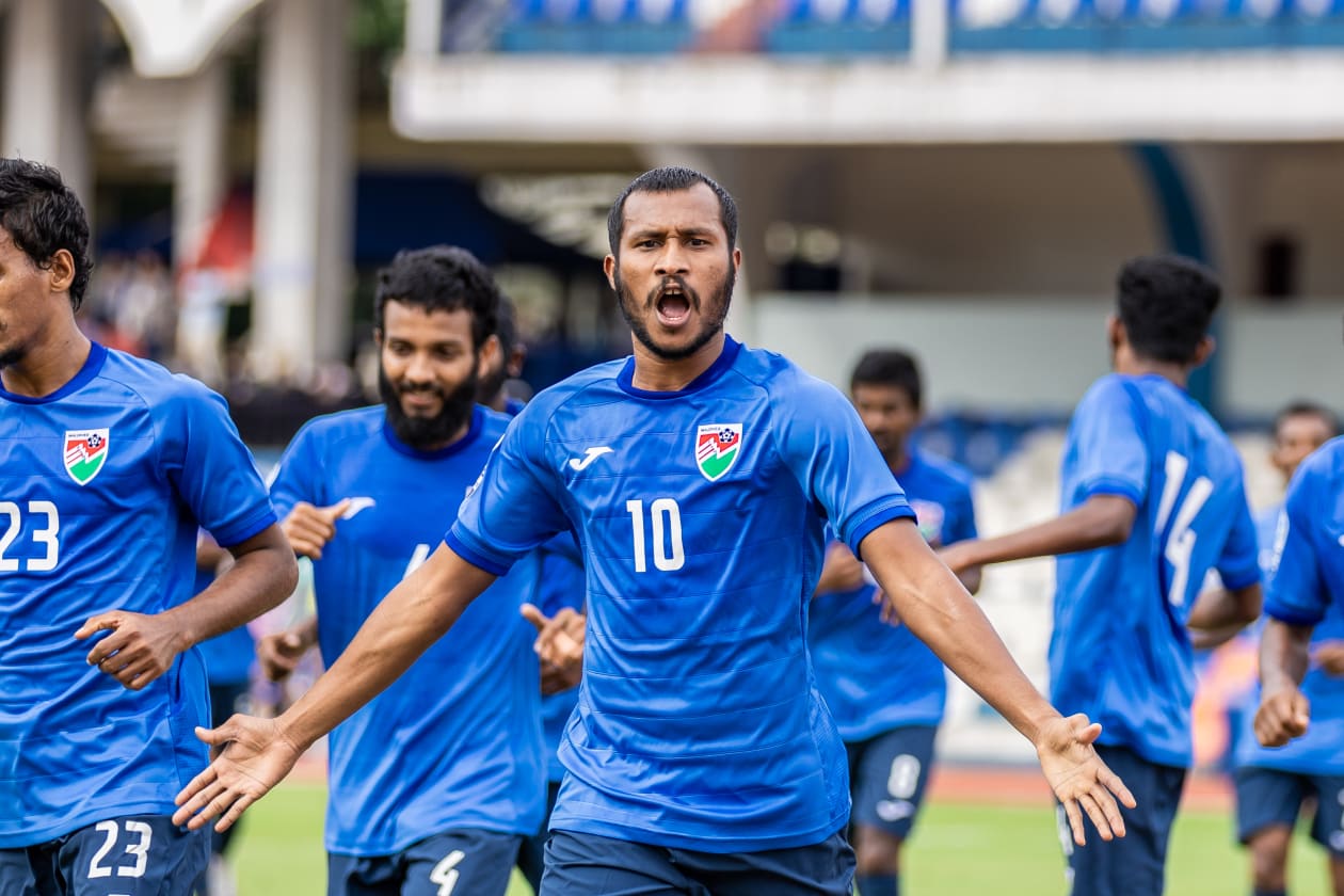ބެންގަލޫރު، އިންޑިއާ (ޖޫން 26) ސާފް ބަންގުބަންދު ޗެމްޕިއަންޝިޕްގައި އިއްޔެ ބަންގްލަދޭޝް އިން ވަނީ ފަހަތުން އަރައި 3-1 އިން ރާއްޖެ ބަލިކޮށް، އަމިއްލަ ބާރުގައި ސެމީ ފައިނަލަށް ދިއުމުގެ ފުރުސަތު ހޯދާފައި: މިއީ ސާފް ޗެމްޕިއަންޝިޕެއްގައި ވޭތުވެދިޔަ 20 އަހަރު ތެރޭ ބަންގްލަދޭޝް އިން ރާއްޖެ ބަލިކުރި ފުރަތަމަ ފަހަރު. --- ފޮޓޯ؛ މުހައްމަދު ޝާބިން / އަދަދު