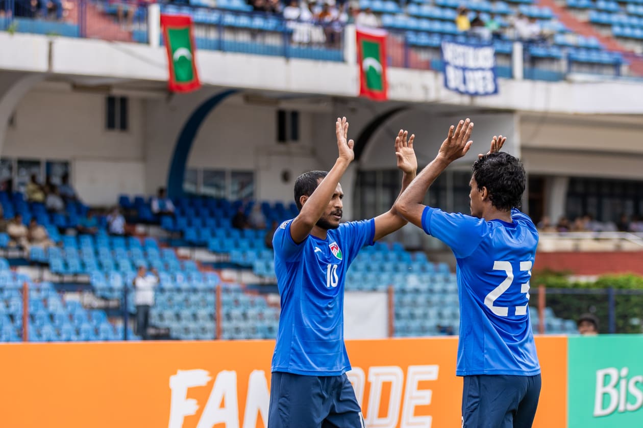 ބެންގަލޫރު، އިންޑިއާ (ޖޫން 26) ސާފް ބަންގުބަންދު ޗެމްޕިއަންޝިޕްގައި އިއްޔެ ބަންގްލަދޭޝް އިން ވަނީ ފަހަތުން އަރައި 3-1 އިން ރާއްޖެ ބަލިކޮށް، އަމިއްލަ ބާރުގައި ސެމީ ފައިނަލަށް ދިއުމުގެ ފުރުސަތު ހޯދާފައި: މިއީ ސާފް ޗެމްޕިއަންޝިޕެއްގައި ވޭތުވެދިޔަ 20 އަހަރު ތެރޭ ބަންގްލަދޭޝް އިން ރާއްޖެ ބަލިކުރި ފުރަތަމަ ފަހަރު. --- ފޮޓޯ؛ މުހައްމަދު ޝާބިން / އަދަދު