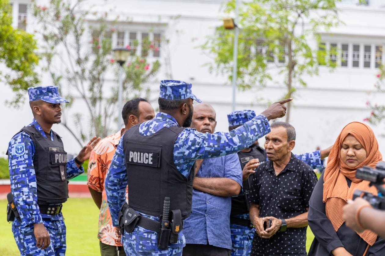 ޖުލައި 20، 2023 - ރައީސް ޔާމީނަށް ކުރާ އަނިޔާ ހުއްޓާލައި އެމަނިކުފާނު މިނިވަންކުރުމަށް ގޮވާލަން އިހްތިޖާޖުކުރުމުގެ ގޮތުން ޕީޕީއެމް ލީޑަރޝިޕްގެ އިސް ބޭފުޅުން ޖުމްހޫރީ މައިދާނުގައި އިށީނދެ ތިއްބައި ފުލުުހުން އައިސް ވަނީ ހުރިހާ އެންމެން ހައްޔަރުކޮށްފައި؛ އެ ސަރަހައްދުގައި އާންމުންވެސް ވަނީ ދުރުކޮށްފައި --- ފޮޓޯ؛ މުހައްމަދު ޝާބިން / އަދަދު