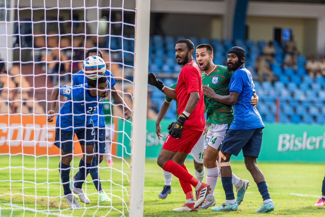 ބެންގަލޫރު، އިންޑިއާ (ޖޫން 26) ސާފް ބަންގުބަންދު ޗެމްޕިއަންޝިޕްގައި އިއްޔެ ބަންގްލަދޭޝް އިން ވަނީ ފަހަތުން އަރައި 3-1 އިން ރާއްޖެ ބަލިކޮށް، އަމިއްލަ ބާރުގައި ސެމީ ފައިނަލަށް ދިއުމުގެ ފުރުސަތު ހޯދާފައި: މިއީ ސާފް ޗެމްޕިއަންޝިޕެއްގައި ވޭތުވެދިޔަ 20 އަހަރު ތެރޭ ބަންގްލަދޭޝް އިން ރާއްޖެ ބަލިކުރި ފުރަތަމަ ފަހަރު.--- ފޮޓޯ؛ މުހައްމަދު ޝާބިން / އަދަދު