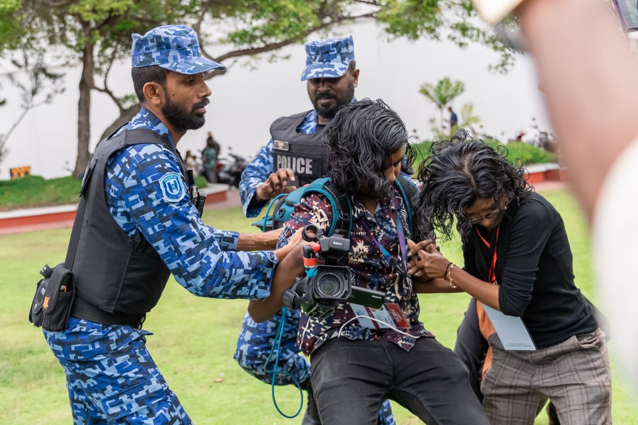 ޖުލައި 20، 2023 - ރައީސް ޔާމީނަށް ކުރާ އަނިޔާ ހުއްޓާލައި އެމަނިކުފާނު މިނިވަންކުރުމަށް ގޮވާލަން އިހްތިޖާޖުކުރުމުގެ ގޮތުން ޕީޕީއެމް ލީޑަރޝިޕްގެ އިސް ބޭފުޅުން ޖުމްހޫރީ މައިދާނުގައި އިށީނދެ ތިއްބައި ފުލުުހުން އައިސް ވަނީ ހުރިހާ އެންމެން ހައްޔަރުކޮށްފައި؛ އެ ސަރަހައްދުގައި ހަރަކާތްތެރިވި ނޫސްވެރިންނަށް ފުލުހުން ވަނީ ހުރަސްއަޅާފައި --- ފޮޓޯ؛ މުހައްމަދު ޝާބިން / އަދަދު