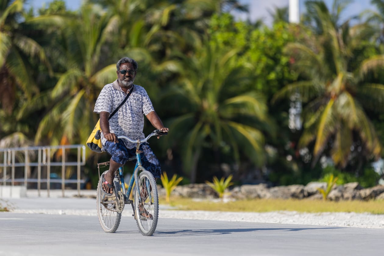 ރޯދަ މަހަކީ އެހެން މަސްތަކާ ހިލާފަށް ހަވީރު ގަޑީގައި މީހުން އެކި ކަންކަމުގައި 'ރޯދަ ކުރުކުރަން' އުޅޭ މަހެކެވެ. ފުރަ މާލެއަށްވުރެ ރާއްޖެތެރޭގެ ރަށަކުން ރޯދަމަހު ހަވީރު ފެންނަ މަންޒަރު މާ ތަފާތެވެ؛ ބ. ފެހެންދޫގައި މީހަކު މަހަށް ދާން ބަނދަރަށް އަންނަނީ. މިއީވެސް ބައެއް މީހުން ރޯދަ ކުރުކުރަން ކުރާ ކަމެއް --- ފޮޓޯ؛ މުހައްމަދު ޝާބިން