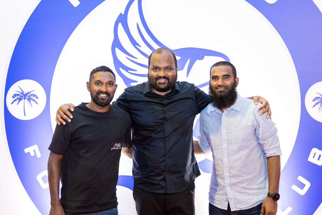 ޖުލައި 20، 2023 - އަލީ ވަހީދުގެ ކްލަބް، އެޓޯލްސް އެފްސީ ލޯންޗުކުރި އިވެންޓްގެ ތެރެއިން؛ ދަގަނޑޭ އާއި އުމެއިރު އާއި އެކު ކްލަބްގެ ލޯގޯ ކަިރީގައި ފޮޓޯއަކަށް ހުއްޓިލައިގެން --- ފޮޓޯ؛ މުހައްމަދު ޝާބިން / އަދަދު