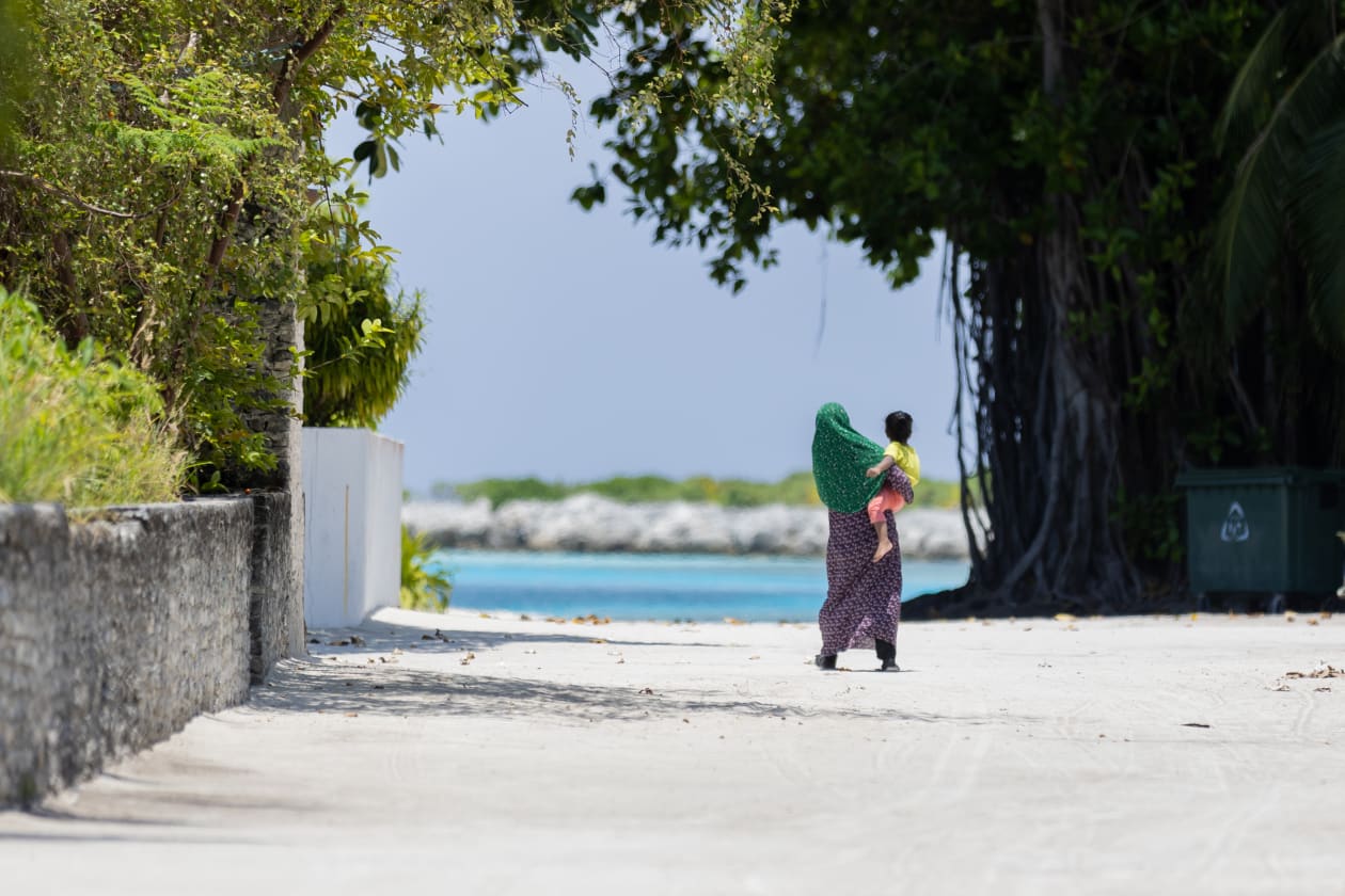 ރޯދަ މަހަކީ އެހެން މަސްތަކާ ހިލާފަށް ހަވީރު ގަޑީގައި މީހުން އެކި ކަންކަމުގައި 'ރޯދަ ކުރުކުރަން' އުޅޭ މަހެކެވެ. ފުރަ މާލެއަށްވުރެ ރާއްޖެތެރޭގެ ރަށަކުން ރޯދަމަހު ހަވީރު ފެންނަ މަންޒަރު މާ ތަފާތެވެ؛ ބ. ފެހެންދޫގައި މީހަކު އޭނާގެ މާމަދަރިއެއް ގޮވައިން ހިނގާލަން ދަނީ. މި ރަށްރަށުގެ މަގުމަތި ގިނަ ވަގުތު އޮންނަނީ ހުސްކޮށް --- ފޮޓޯ؛ މުހައްމަދު ޝާބިން
