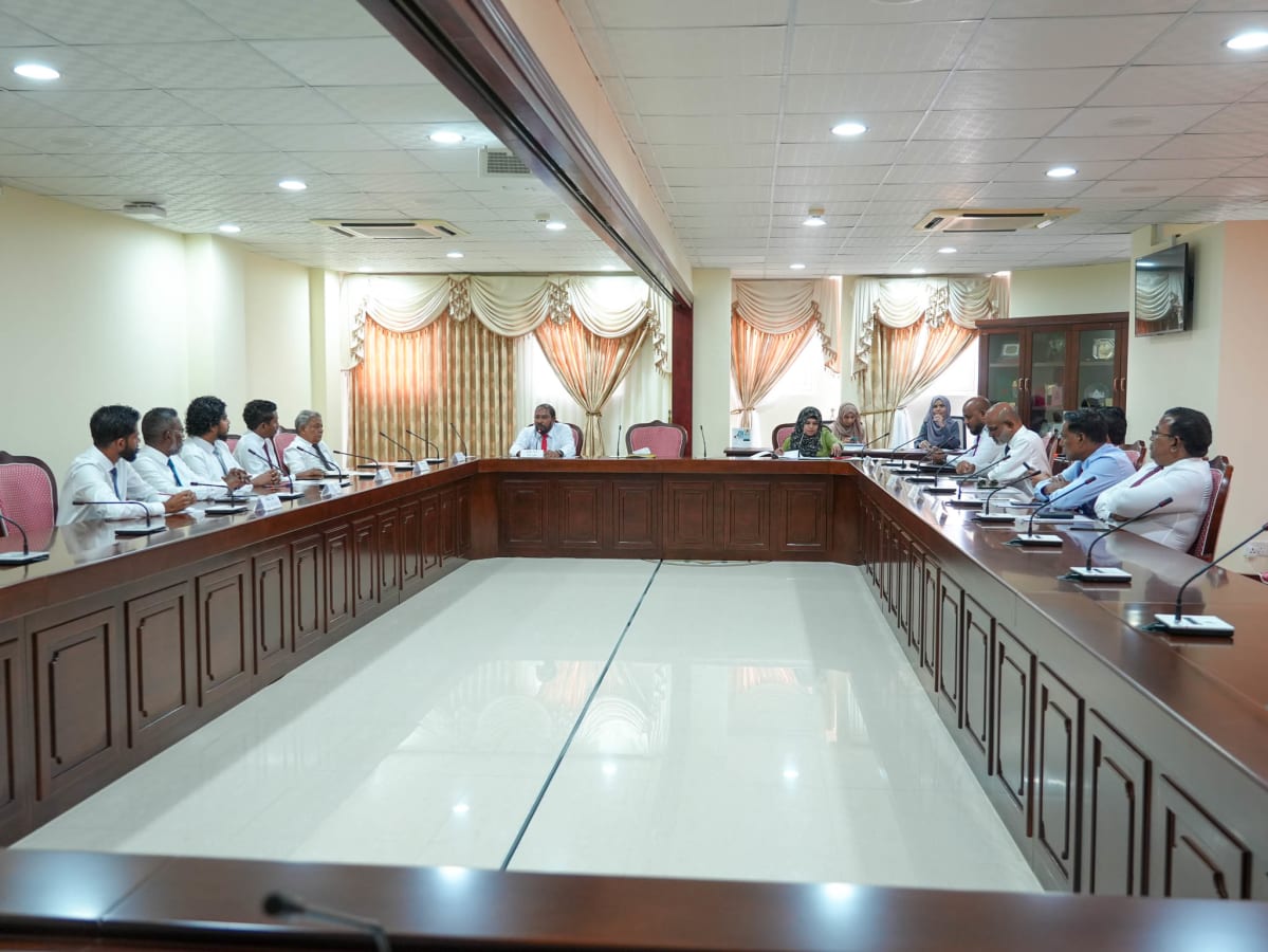 ޖޫން 4، 2024؛ ރައްޔިތުންގެ މަޖިލީހުގެ މާލިއްޔަތާ ބެހޭ ކޮމިޓީގެ ބައްދަލުވުމުގެ ތެރެއިން. އެ ކޮމިޓީގެ މުގައްރިރަކީ މާމިގިލީ ދާއިރާގެ މެންބަރު ގާސިމް އިބްރާހިމް -- ފޮޓޯ: ރައްޔިތުންގެ މަޖިލީހުގެ އިދާރާ