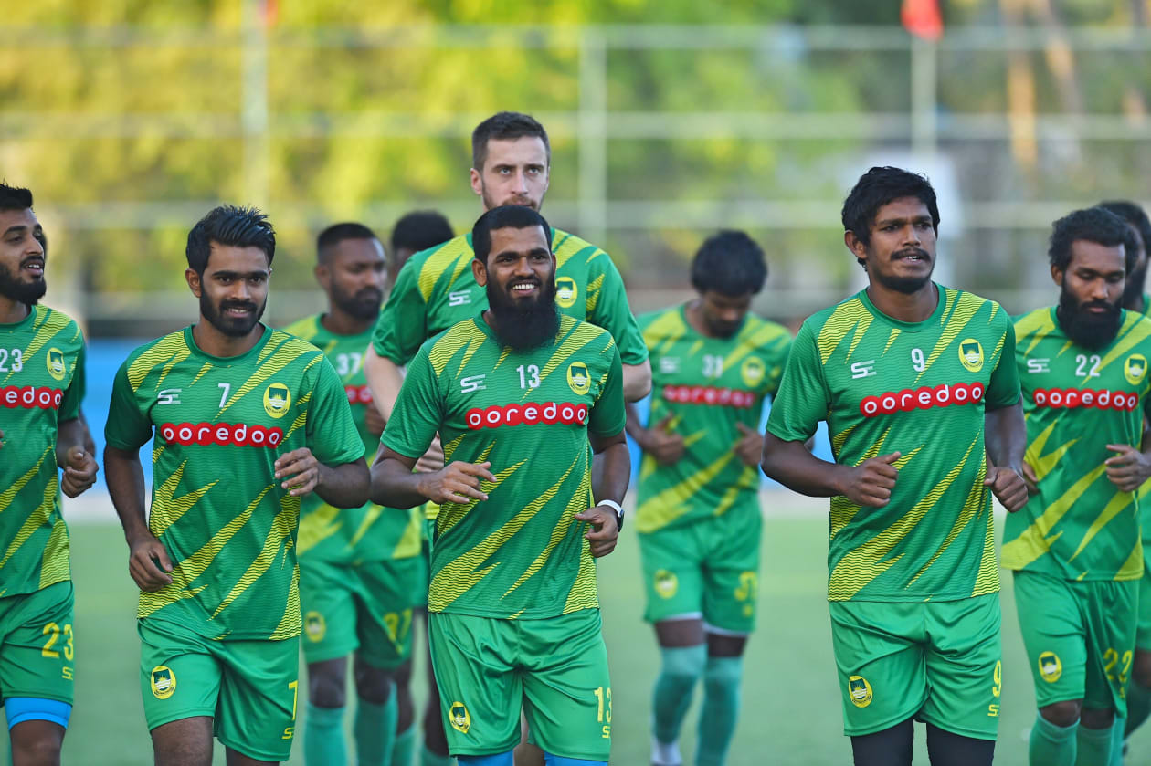 ރ. އަލިފުށި: ދިވެހިރާއްޖެ: ރާއްޖޭގެ އެންމެ ޝަރަފްވެރި ފުޓްބޯޅަ މުބާރާތުގެ ފައިނަލްގައި ވެލެންސިއާ އާއި މާޒިޔާ ކުރިމަތިލާ މެޗު އޮންނާނީ މާދަމާ ހަވީރު އަލިފުށީ ދަނޑުގައި. މެޗަށް ތައްޔާރުވުމުގެ ގޮތުން ވެލެންސިއާ އާއި މާޒިޔާ އިން ވަނީ އިއްޔެ އަލިފުށީ ޓާފް ދަނޑުގައި ޕްރެކްޓިސް ފަށާފައި: މާޒިޔާ ކުޅުންތެރިން އިއްޔެ  ޕްރެކްޓިހުގެ ތެރެއިން ދުވަނީ.-- ފޮޓޯ: އަދަދު