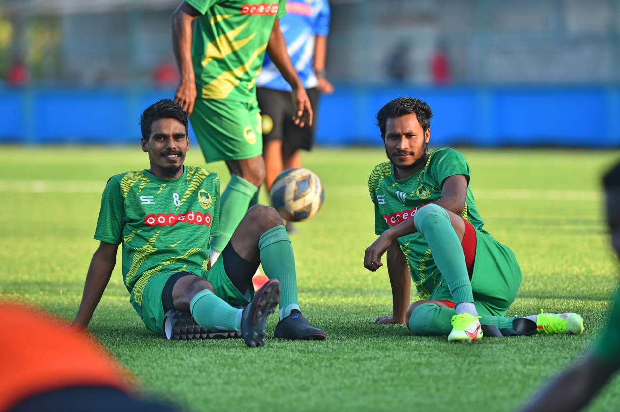 ރ. އަލިފުށި: ދިވެހިރާއްޖެ: ރާއްޖޭގެ އެންމެ ޝަރަފްވެރި ފުޓްބޯޅަ މުބާރާތުގެ ފައިނަލްގައި ވެލެންސިއާ އާއި މާޒިޔާ ކުރިމަތިލާ މެޗު އޮންނާނީ މާދަމާ ހަވީރު އަލިފުށީ ދަނޑުގައި. މެޗަށް ތައްޔާރުވުމުގެ ގޮތުން ވެލެންސިއާ އާއި މާޒިޔާ އިން ވަނީ އިއްޔެ އަލިފުށީ ޓާފް ދަނޑުގައި ޕްރެކްޓިސް ފަށާފައި: މާޒިޔާގެ ހަމްޕު އާއި ނިހަޓު.-- ފޮޓޯ: އަދަދު