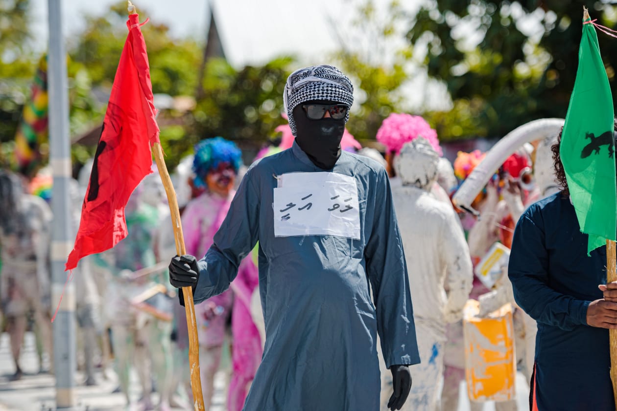 ކުޅުދުއްފުށީ މަށިމާލި ޕެރޭޑް: ކޮންމެ ބޮޑު އީދެއްގައި ކުޅުދުއްފުށީގައި ބާއްވާ މި ޕެރޭޑް މި އަހަރު ވެސް ބޭއްވިއިރު ސިޔާސީ އެކިއެކި ޖޯކްތަކާއެކު ފުޅަނދުތައް ވަނީ ނެރެފަ އެވެ. އެގޮތުން, ކުޅުދުއްފުއްޓަށްވެ, ނުފުދި ހުރި ވައުދުތައް ހެއްވާ މަޖާ ގޮތްގޮތަށް ދައްކާލި އެވެ. އަދި, ސިޔާސީ މަޝްރަހުގައި މިފަހުން ހިނގިދިޔަ ކަންކަމާ ގުޅުވާ ވެސް މާލިތައް ވަނީ ފުޅަނދުތައް ނެރެފަ އެވެ. އެއާއެކު, ކުޅިން މަށި ނަގައި ގައިގާ ވަށައިގެން ތިބި މާލިތައް ވެސް ދުއްމާރީއާއެކު ޕެރޭޑްގައި ބައިވެރިވި އެވެ. - ފޮޓޯ: ޖައުފަރު އަލީ