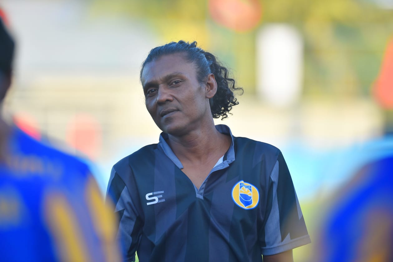 ރ. އަލިފުށި: ދިވެހިރާއްޖެ: ރާއްޖޭގެ އެންމެ ޝަރަފްވެރި ފުޓްބޯޅަ މުބާރާތުގެ ފައިނަލްގައި ވެލެންސިއާ އާއި މާޒިޔާ ކުރިމަތިލާ މެޗު އޮންނާނީ މާދަމާ ހަވީރު އަލިފުށީ ދަނޑުގައި. މެޗަށް ތައްޔާރުވުމުގެ ގޮތުން ވެލެންސިއާ އާއި މާޒިޔާ އިން ވަނީ އިއްޔެ އަލިފުށީ ޓާފް ދަނޑުގައި ޕްރެކްޓިސް ފަށާފައި: ވެލެންސިއާގެ އެސިސްޓަންޓް ކޯޗު އިސްމާއިލް އާސިފް (ކުޑަހީނާ).-- ފޮޓޯ: އަދަދު