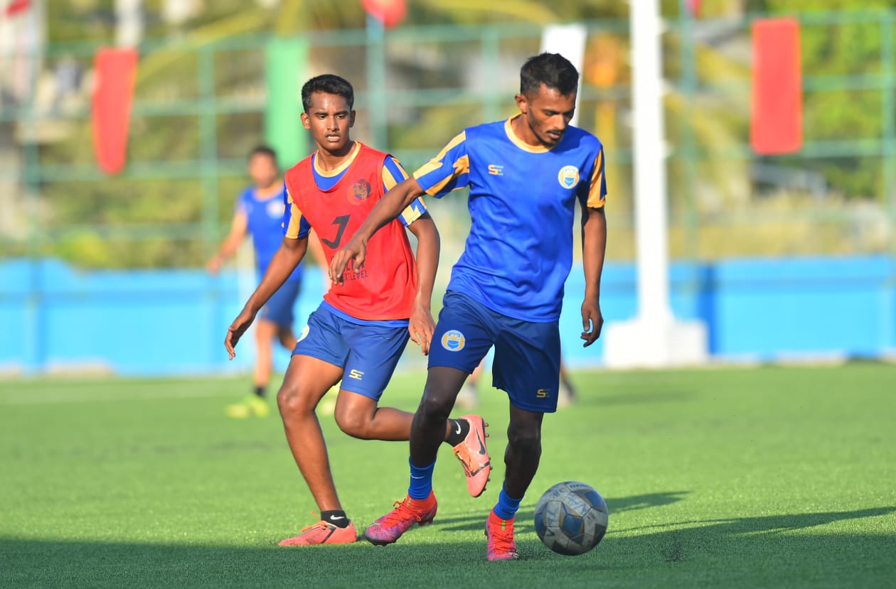 ރ. އަލިފުށި: ދިވެހިރާއްޖެ: ރާއްޖޭގެ އެންމެ ޝަރަފްވެރި ފުޓްބޯޅަ މުބާރާތުގެ ފައިނަލްގައި ވެލެންސިއާ އާއި މާޒިޔާ ކުރިމަތިލާ މެޗު އޮންނާނީ މާދަމާ ހަވީރު އަލިފުށީ ދަނޑުގައި. މެޗަށް ތައްޔާރުވުމުގެ ގޮތުން ވެލެންސިއާ އާއި މާޒިޔާ އިން ވަނީ އިއްޔެ އަލިފުށީ ޓާފް ދަނޑުގައި ޕްރެކްޓިސް ފަށާފައި: ވެލެންސިއާގެ ކެޕްޓަން ސެންޓޭ އެ ޓީމުގެ ކުޅުންތެރިއަކު ކައިރިން ބޯޅަ ހިފައިގެން.-- ފޮޓޯ: އަދަދު