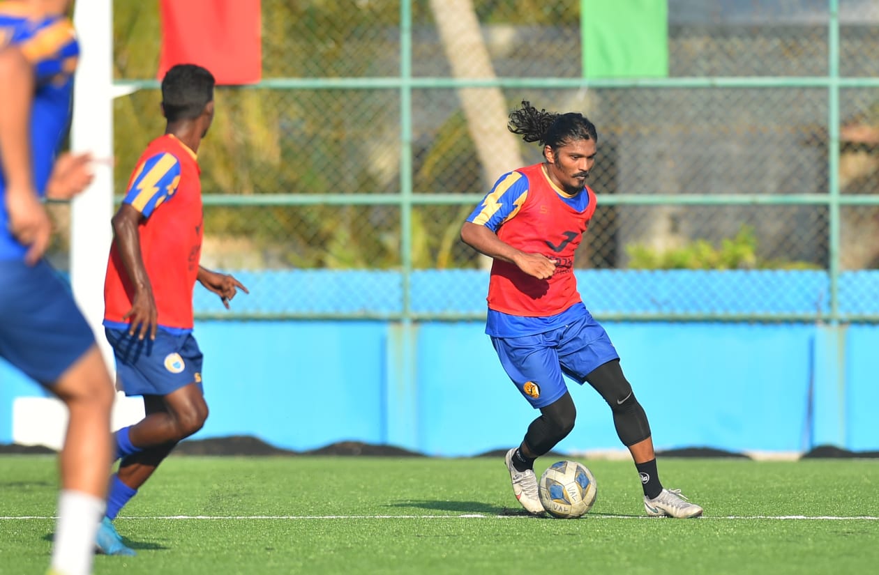 ރ. އަލިފުށި: ދިވެހިރާއްޖެ: ރާއްޖޭގެ އެންމެ ޝަރަފްވެރި ފުޓްބޯޅަ މުބާރާތުގެ ފައިނަލްގައި ވެލެންސިއާ އާއި މާޒިޔާ ކުރިމަތިލާ މެޗު އޮންނާނީ މާދަމާ ހަވީރު އަލިފުށީ ދަނޑުގައި. މެޗަށް ތައްޔާރުވުމުގެ ގޮތުން ވެލެންސިއާ އާއި މާޒިޔާ އިން ވަނީ އިއްޔެ އަލިފުށީ ޓާފް ދަނޑުގައި ޕްރެކްޓިސް ފަށާފައި: ވެެލެންސިއާގެ އިސާމް (ސަން)  ބޯޅަ ހިފައިގެން.-- ފޮޓޯ: އަދަދު