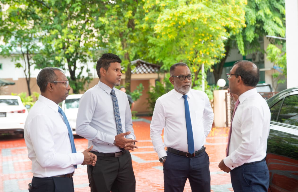 އޮކްޓޫބަރ 3، 2023 -ހޮނިހިރު ދުވަހު ބޭއްވި ރިޔާސީ އިންތިހާބުގެ ދެ ވަނަ ބުރުގައި ވާދަކުރައްވައި ރައީސުލްޖުމްހޫރިއްޔާ އިބްރާހިމް މުހައްމަދު ސޯލިހުގެ މައްޗަށް ކުރި ހޯއްދެވި ޑރ. މުއިއްޒު އާއި ރައްޔިތުންގެ މަޖިލީހުގެ ރައީސް މުހައްމަދު ނަޝީދު މިއަދު ވަނީ ބައްދަލުކުރައްވައިފަ އެވެ.-- ފޮޓޯ: މަޖިލިސް